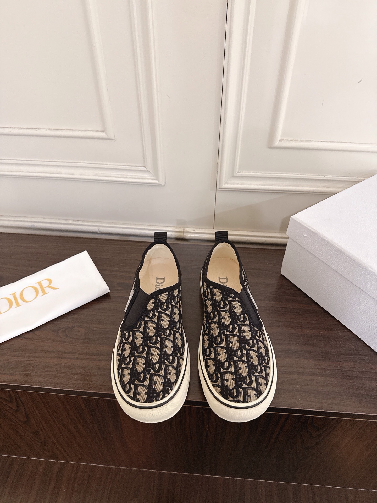 NO:883656,Dior Dior 26SS spring and summer new couple's presbyopia slip-on loafers. Its design is self-recognizable. The iconic presbyopia pattern is low-key and textured. It can show style without unnecessary decoration. The slip-on design weakens the sense of tediousness. It has a casual and unpretentious temperament, and can easily be worn with an effortless French sense of luxury.  The foot feel is also completely online, the upper foot is soft and comfortable, it feels like stepping on clouds, and your feet will not be tired after walking for a long time. The design is super friendly for lazy people. Fabric upper, fabric lining, outsole, rubber outsole, heel height 2.5cm, size 35-46 (customized sizes 45 and 46 are non-returnable), casual shoes/sports shoes, dior, dior, loafers, sneakers19860909Dior迪奥26SS春夏新款情侣款老花一脚蹬乐福鞋 它的设计自带辨识度,标志性的老花图案低调又有质感,不用多余装饰就能彰显格调,一脚蹬的设计弱化了繁琐感,自带随性不刻意的气质,轻松穿出不费力的法式高级感. 脚感也完全在线,上脚软弹舒适,踩上去像踩在云朵上,长时间走路也不会累脚.懒人一脚蹬的设计超友好. 鞋面布面 内里布面 大底橡胶大底 跟高2.5cm size35-46（45 46码定制不退换）,休闲鞋/运动鞋,dior,dior,loafers,sneakers,Women's Shoes