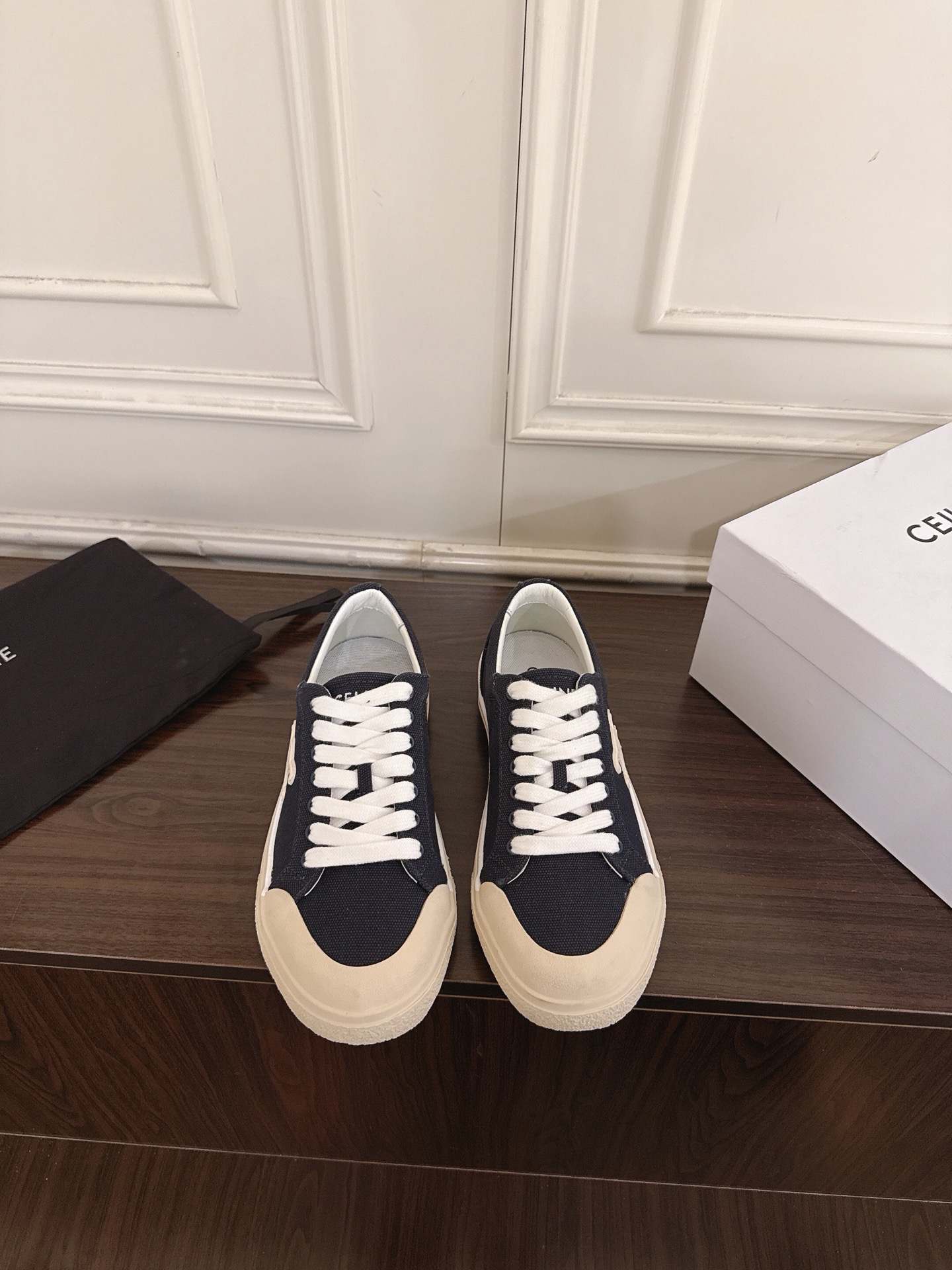NO:883676,CELINE Celine 26ss spring and summer new lace-up white shoes and canvas shoes. Celine star's same style casual breathable canvas white shoes, the color matching design is very good!  The Arc de Triomphe pattern carving on the side and the LOGO on the heel make it simple and not out of style, and it looks great on the feet!  Fashionable, versatile and comfortable, the original plate is engraved~ The fabric is original imported canvas, the lining is cowhide, the outsole is the original molded outsole, the size is 35-41 (40.41 customization is non-returnable and non-exchangeable), casual shoes/sports shoes, celine, celine, sneakers, cowhide19860909CELINE思琳赛琳26ss春夏新款系带小白鞋帆布鞋 思琳明星同款休闲透气帆布小白鞋,拼色设计非常赞！侧面凯旋门图案雕花与后跟的LOGO让他简单又不失调性,上脚非常好看！时尚百搭舒适度极佳,原板刻复～ 面料原版进口帆布 内里牛皮内里 大底原版开模大底 码数35-41（40.41定制不退不换）,休闲鞋/运动鞋,celine,celine,sneakers,cowhide,Women's Shoes