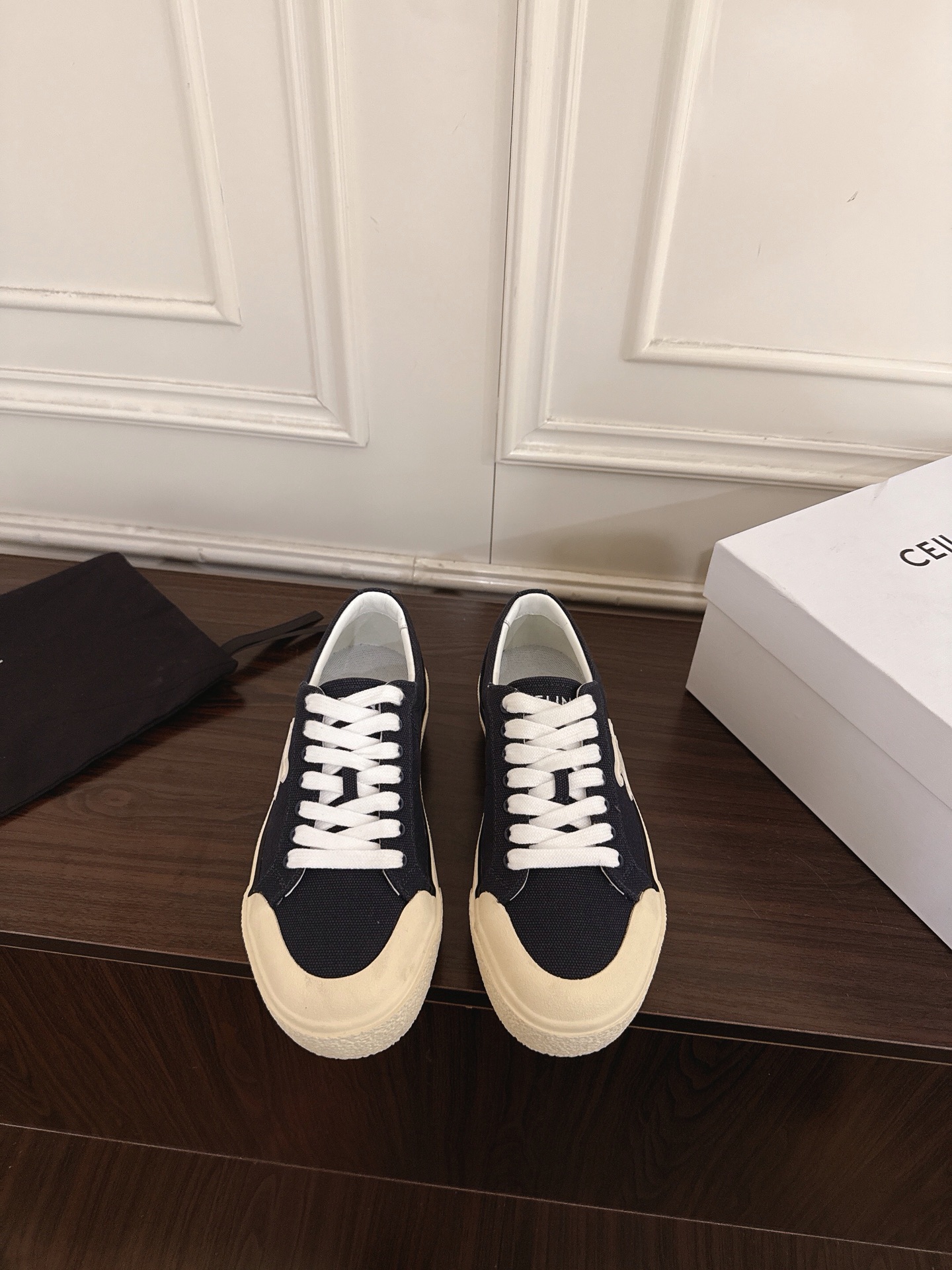 NO:883687,CELINE Celine 26ss spring and summer new lace-up white shoes thick-soled canvas shoes. Celine star's same style casual breathable canvas white shoes, the color matching design is very good!  The Arc de Triomphe pattern carving on the side and the LOGO on the heel make it simple and not out of style, and it looks great on the feet!  Fashionable, versatile and comfortable, the original plate is engraved~ The fabric is original imported canvas, the lining is cowhide, the outsole is the original molded outsole, the size is 35-41 (40.41 customization is non-returnable and non-exchangeable), casual shoes/sports shoes, celine, celine, sneakers, cowhide19860909CELINE思琳赛琳26ss春夏新款系带小白鞋厚底帆布鞋 思琳明星同款休闲透气帆布小白鞋,拼色设计非常赞！侧面凯旋门图案雕花与后跟的LOGO让他简单又不失调性,上脚非常好看！时尚百搭舒适度极佳,原板刻复～ 面料原版进口帆布 内里牛皮内里 大底原版开模大底 码数35-41（40.41定制不退不换）,休闲鞋/运动鞋,celine,celine,sneakers,cowhide,Women's Shoes