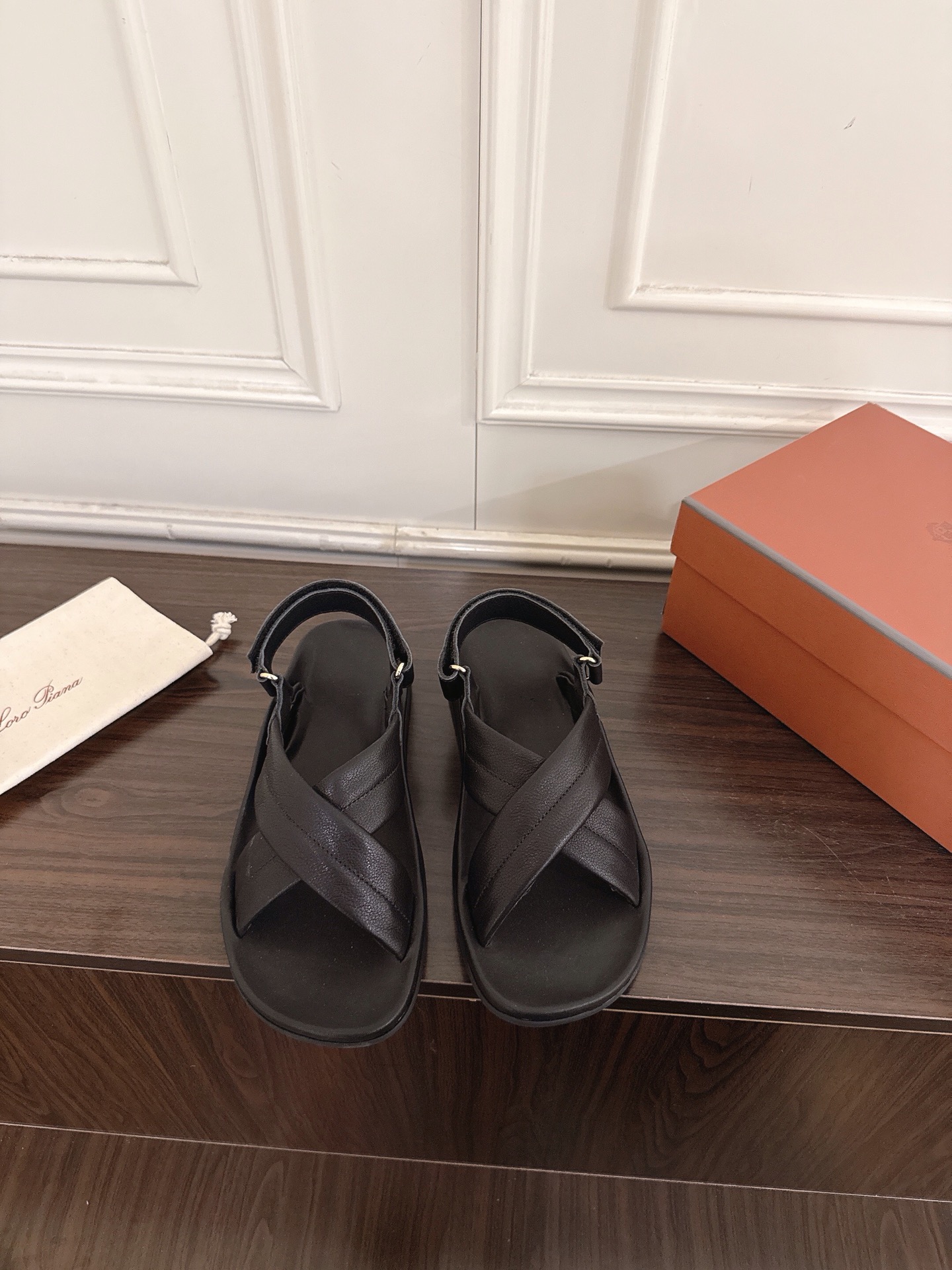 NO:883647,Loro piana26ss old money style cross sandals lpThis cross-strap Loro Piana My Charms is exquisite and soft, suitable for urban and holiday attire. Material imported nubuck leather lining sheepskin lining, silk cowhide foot pads sole imported genuine leather outsole. Size 35-41 (35, 41, customized, non-returnable), sandals, loro piana, loro piana, sandals, cowhide, sheepskin, Leather  soles19860909Loro piana26ss老钱风交叉凉鞋 lp这款交叉带Loro Piana My Charms 精致柔美,适合搭配都市和度假装束. 材质进口磨砂皮 内里羊皮内里,丝绸牛皮垫脚 鞋底进口真皮大底. 码数35-41（35、41、定做不退换）,凉鞋,loro piana,loro piana,sandals,cowhide,sheepskin,Leather soles,Women's Shoes