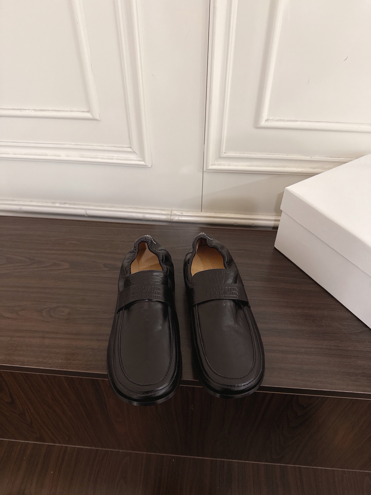 NO:883629,Maison Margiela MM6 Margiela 26ss spring and summer new style Apple toe loafers The iconic curved toe is very recognizable, simple and avant-garde The upper is made of suede/leather and other materials Rich colors can be easily used for daily commuting or leisure Flat design Comfortable to wear Modify the foot shape Can be worn with skirts and jeans Fashionable and practical  Genuine leather outsole, size 35-40 (40 customized, non-refundable), loafers, masion margiela, masion margiela, loafers, skirts, jeans, cowhide, chamois leather, Leather soles19860909Maison Margiela MM6马吉拉 26ss春夏新款 苹果头 乐福鞋 标志性弧形鞋头超有辨识度 简约又前卫 鞋面有麂皮/皮革等多种材质 配色丰富 日常通勤或休闲都能轻松驾驭 平底设计 穿着舒适 修饰脚型 裙装牛仔裤都能搭 时尚实用两不误 MM6的解构主义风格真的太有态度啦 面料牛皮/牛京 内里牛皮 真皮大底 码数35-40（40定做不退换）,乐福鞋,masion margiela,masion margiela,loafers,skirts,jeans,cowhide,chamois leather,Leather soles,Women's Shoes