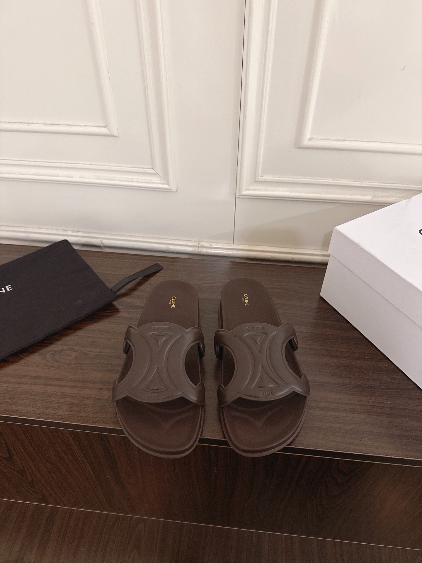 NO:883604,Celine Celine 26ss spring and summer new retro flat slippers. Internet celebrity ins planting tool, very retro style, full of aura. The design style is very novel, high-end and very comfortable. The original version is customized one to one. The embossed Celine logo highlights the brand charm. The cowhide fabric is super soft and comfortable. The fabric is imported first-layer cowhide. The lining is mixed sheepskin lining. The outsole is wear-resistant velvet + non-slip rubber outsole.  Size 35-40 (40 customized), slippers, celine, slippers, cowhide, sheepskin19860909Celine塞琳思琳26ss春夏新款复古平底拖鞋  网红ins种草神器、非常复古风、气场十足单品、设计风格非常新颖、高档且非常舒适.原版一比一定制 压印Celine标志彰显品牌魅力,牛皮面料超级柔软舒适度很好 面料进口头层牛皮 内里混种羊皮内里 大底耐磨绒+防滑橡胶大底 码数35-40（40订做）,拖鞋,celine,slippers,cowhide,sheepskin,Women's Shoes
