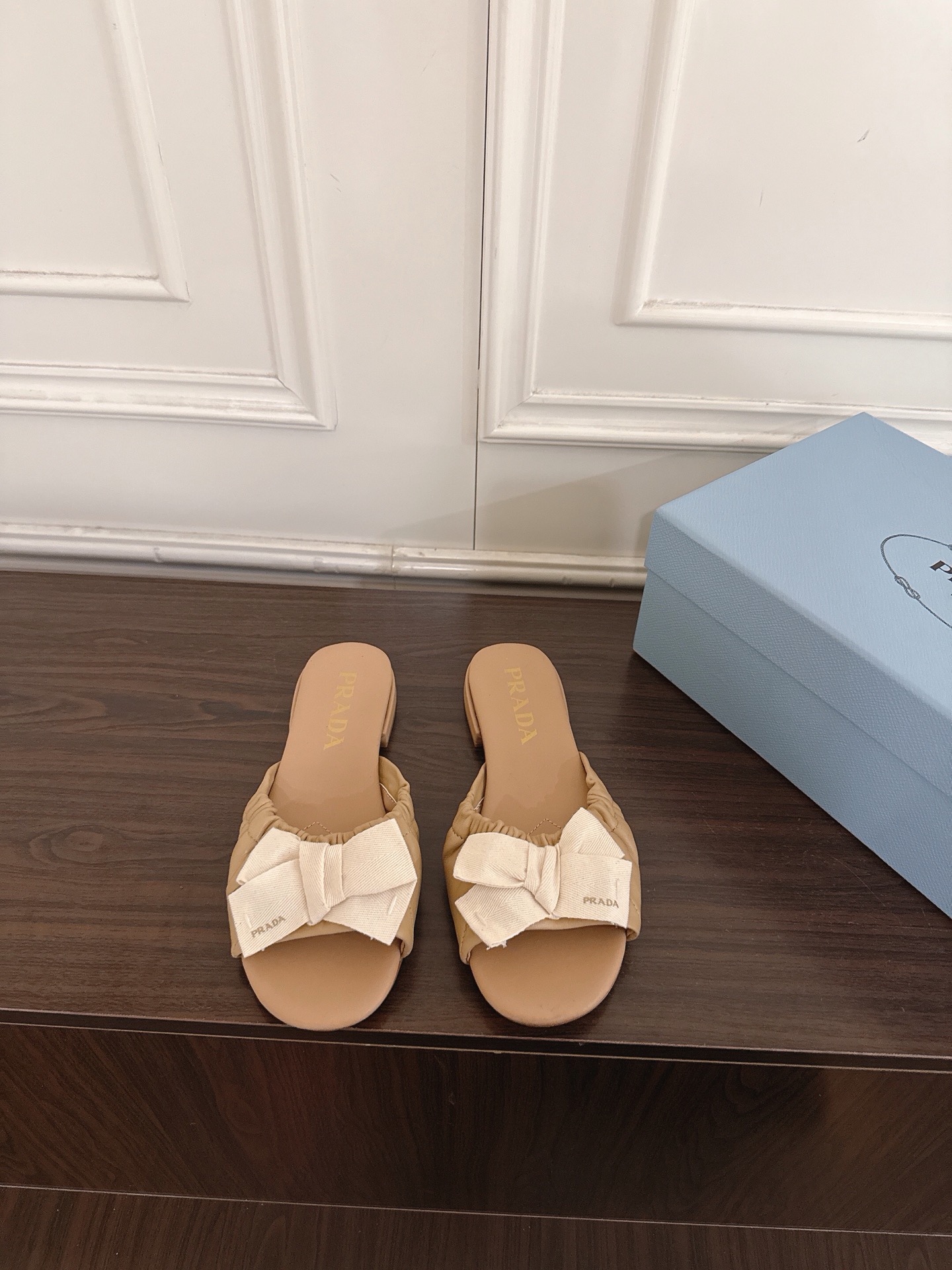 NO:883620,PRADA Prada 26ss summer counter new bow flat slippers bow design, full of fashion sense!  The shoes are super comfortable on the feet and very easy to control. Original purchased from HK, 1:1 perfect reproduction, no matter the leather or all the details, they must be exactly the same as ZP. The upper is imported first-layer cowhide, the lining is imported cowhide, the outsole is original rubber outsole, the size is 35-40 (custom-made for 40, non-refundable), slippers, prada, prada, slippers, cowhide19860909PRADA普拉达26ss夏季专柜新品蝴蝶结平底拖鞋 蝴蝶结设计,时尚感满满！上脚超级舒适,非常好驾驭一款鞋子.HK原版购入,1:1完美复刻,无论是皮料还是所有细节,都必须跟ZP一模一样. 鞋面进口头层牛皮 内里进口牛皮 大底原版橡胶大底 码数35-40（40订做不退换）,拖鞋,prada,prada,slippers,cowhide,Women's Shoes