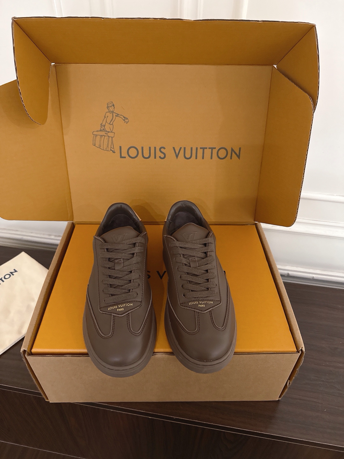 NO:883593,Couple model LOUIS VUITTON～LV Louis Vuitton L Jialu brand's latest catwalk couple model series thick-soled sports and casual shoes. Original purchase, development and production. 26ss spring and summer catwalk new Tilted casual sports shoes. Made of original molded texture sole, tongue LV leather logo, delivery counter exquisite packaging, original imported first-layer cowhide fabric, imported sheepskin lining, original molded TPU anti-slip material for the sole  Size35-46 (customized for women 40.41 men 45.46), loafers, louis vuitton, louis vuitton, louis vuitton, louis vuitton, louis vuitton, loafers, sneakers, cowhide, sheepskin19860909情侣款  LOUIS VUITTON～LV路易威登 L家驴牌最新款走秀情侣款系列厚底运动休闲鞋 原版购入开发、做货 26ss春夏走秀新款Tilted休闲运动鞋.采用原版开模纹理鞋底 鞋舌LV 皮面logo 配送专柜精美包装 面料原版进口头层牛皮 内里进口羊皮 鞋底原版开模TPU防滑材质 Size35-46（女40.41男45.46订做）,乐福鞋,louis vuitton,louis vuitton,louis vuitton,louis vuitton,louis vuitton,loafers,sneakers,cowhide,sheepskin,Women's Shoes