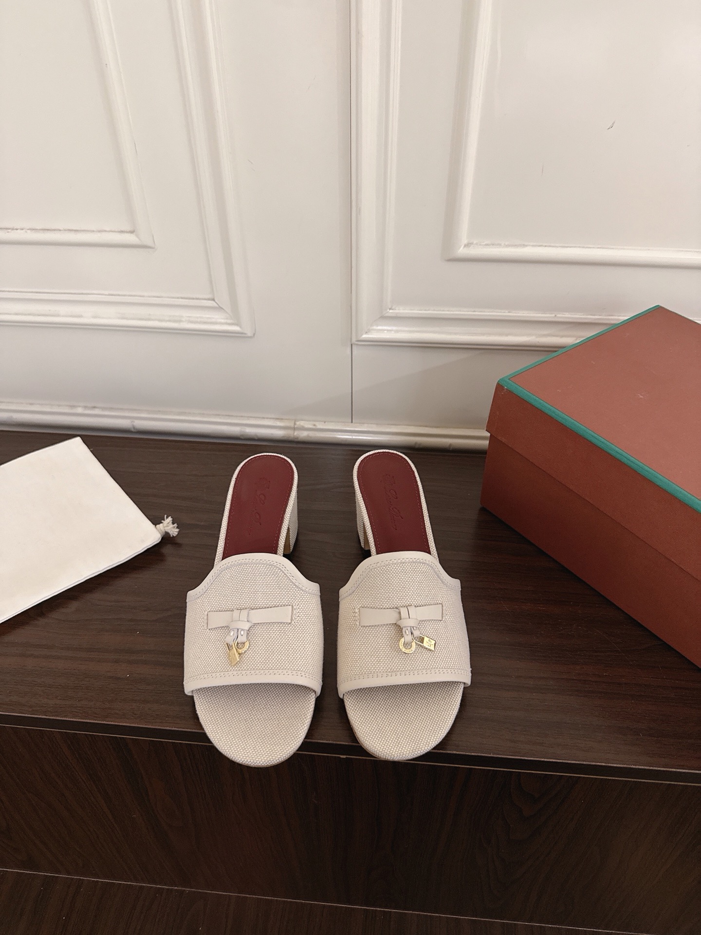 NO:883580,Loro Piana LP || Loro Piana 26ss summer new flat linen canvas slippers. Minimalist, high-end and elegant ~ high-end and comfortable atmosphere ~ of course it has to be beautiful in summer ~ soft and comfortable on the feet ~ super good foot feel ~ daily travel in summer ~ home vacation ~ easy to hod in various occasions... Different market currency ~ high quality is definitely completely different. Exclusive original 1:1 customized polyester and linen fabric for the upper. Silk sheepskin for foot pads. Italian genuine leather outsole.  Size 35-42 (customized at 40.41.42), slippers, loro piana, loro piana, slippers, sheepskin, Leather soles19860909Loro Piana LP ||诺悠翩雅26ss夏季新款平底亚麻帆布拖鞋 极简高级大方～高级而舒适的气息～ 夏天当然就得美美哒～ 上脚柔软舒适度～脚感超级好～夏天日常出行～居家度假～轻松hod住各种场合…… 区别市场通货～高品质绝对完全不一样 鞋面独家原版1:1定制涤麻面料 垫脚丝绸羊皮 大底意大利真皮大底 码数35-42（40.41.42订做）,拖鞋,loro piana,loro piana,slippers,sheepskin,Leather soles,Women's Shoes