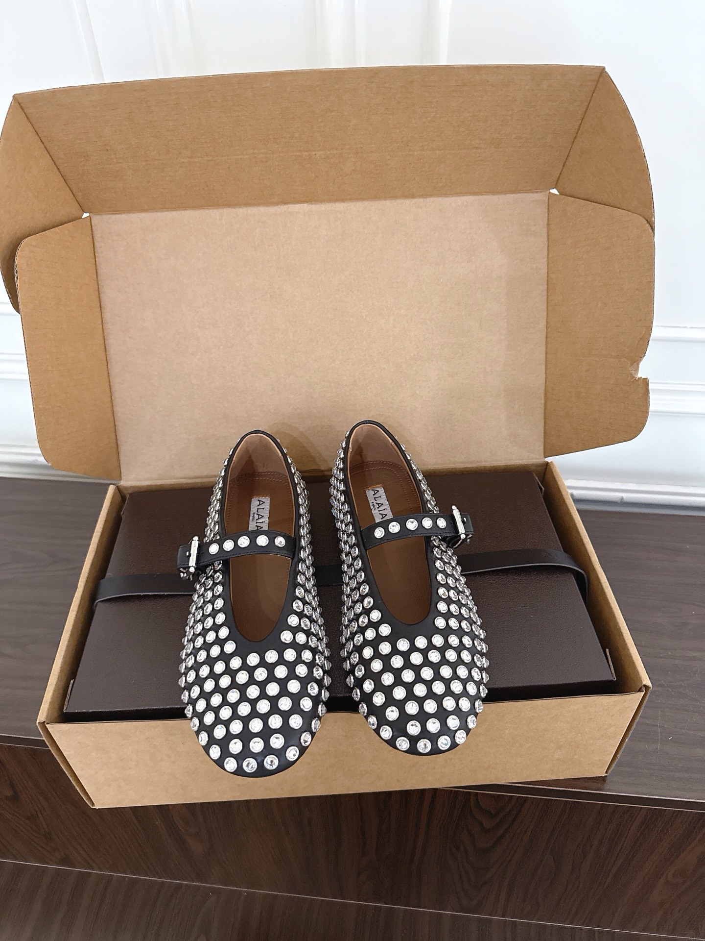 NO:883675,Dongguan-produced Alaia 26ss new catwalk style flat-soled diamond-faced ballet shoes. For walking around, you have to go with Alaia. Extremely comfortable and versatile. The cross-strap design has a ballet feel. The same style as Zhang Xiaohui. Sweet and cool ballet style. A very popular ballet shoe, romantic and charming. Original fabric, custom-made suede, sheepskin lining, private molded rubber anti-slip outsole.  Size35-40 (40 orders are not returnable), single shoes Mary Jane, alaia, mary jane, sheepskin, chamois leather19860909莞产 Alaia 26ss新品走秀款平底钻面芭蕾舞鞋 兜兜转转还得是Alaia 极致的舒适和百搭 交叉带的设计有种芭蕾舞的感觉 章小蕙同款 甜酷芭蕾风 人气超高的一款芭蕾舞鞋,浪漫又迷人 面料原版订制麂皮 内里羊皮 大底私模橡胶防滑大底 Size35-40（40订做不退换）,单鞋玛丽珍,alaia,mary jane,sheepskin,chamois leather,Women's Shoes