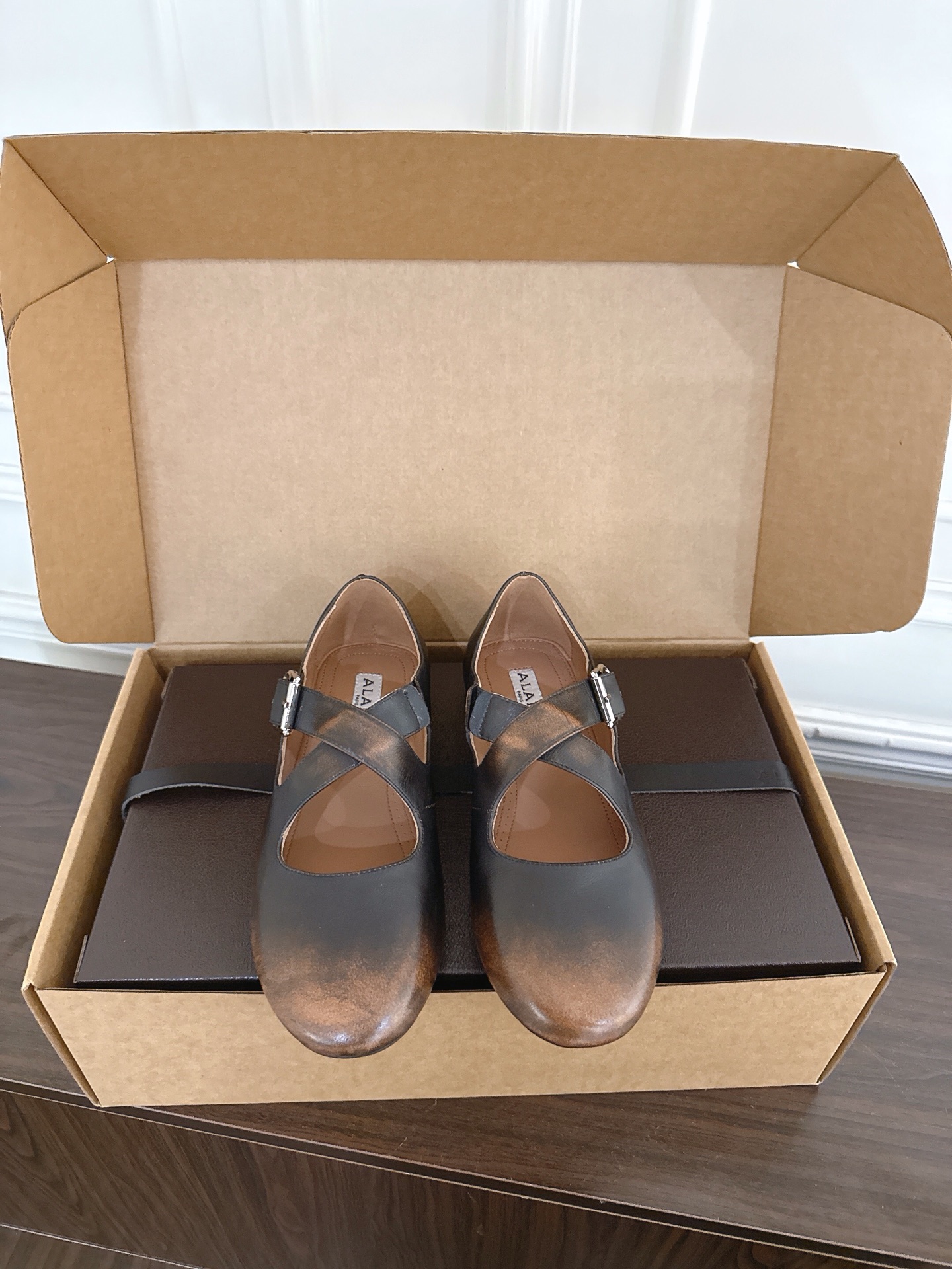 NO:883565,Dongguan-made purchasing agent Alaia 26ss catwalk style flat ballet shoes. Alaia is the best choice for walking around. Extremely comfortable and versatile. The cross-strap design has a ballet feel. The same style as Zhang Xiaohui. Sweet and cool ballet style. A very popular ballet shoe, romantic and charming. The fabric is original custom-made cow patent leather/rubbed leather. Sheepskin lining. Private molded rubber anti-slip outsole.  Size35-40 (40 orders are not returnable), single shoes Mary Jane, alaia, mary jane, sheepskin19860909莞产代购级 Alaia 阿莱亚 26ss走秀款平底芭蕾舞鞋 兜兜转转还得是Alaia 极致的舒适和百搭 交叉带的设计有种芭蕾舞的感觉 章小蕙同款 甜酷芭蕾风 人气超高的一款芭蕾舞鞋,浪漫又迷人 面料原版订制牛漆皮/擦色皮 内里羊皮 大底私模橡胶防滑大底 Size35-40（40订做不退换）,单鞋玛丽珍,alaia,mary jane,sheepskin,Women's Shoes