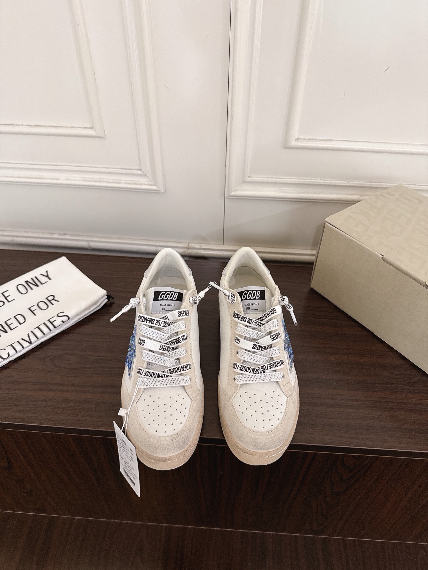 NO:883649,GGDB 26ss new spring and summer rhinestone dirty sneakers. The iconic rhinestone star is the soul of the entire pair of shoes!  The blingbling diamond jewelry shines super brightly in the sun, instantly lighting up the whole outfit, and directly filling up the sweet and cool feeling. The old retro shoe shape has a relaxed atmosphere, and there are two styles of sneakers + half-flops to meet the needs of different wearing scenarios. The invisible inner heightening design can quietly lengthen the leg line, making the legs longer in seconds without any trace of growth, easily creating a superior head-to-body ratio. The matching is perfect!  Pair it with jeans for a casual and relaxed American retro style, with a miniskirt for a sweet and cool girly look, and with suit pants for a smart and cool workplace feel. One shoe unlocks N kinds of dressing styles, and it has to be the all-match item in the spring and summer shoe cabinet. Sheepskin upper, cowhide lining, outsole, original molded outsole, sizes 35-40 (customized sizes 40 are non-returnable)  Heel height 4cm, casual shoes/sports shoes, sneakers, skirts, jeans, business suit, cowhide, sheepskin19860909GGDB 26ss春夏新款水钻脏脏板鞋 标志性水钻星星是整双鞋的灵魂！blingbling的钻饰在阳光下超闪,瞬间点亮全身穿搭,甜酷感直接拉满.做旧复古的鞋型自带松弛氛围感,板鞋+半拖两种款式随心选,满足不同穿搭场景的需求.隐形内增高设计,悄悄拉长腿部线条,秒变大长腿,完全看不出增高痕迹,轻松打造优越头身比. 搭配性堪称一绝！配牛仔裤是随性松弛的美式复古风,配小裙子是甜酷少女感,配西装裤又能穿出干练飒爽的职场感,一鞋解锁N种穿搭风格,春夏鞋柜里的百搭神器非它莫属. 鞋面羊皮 内里牛皮 大底原版开模大底 size35-40码（40码定制不退换） 跟高4cm,休闲鞋/运动鞋,sneakers,skirts,jeans,business suit,cowhide,sheepskin,Women's Shoes