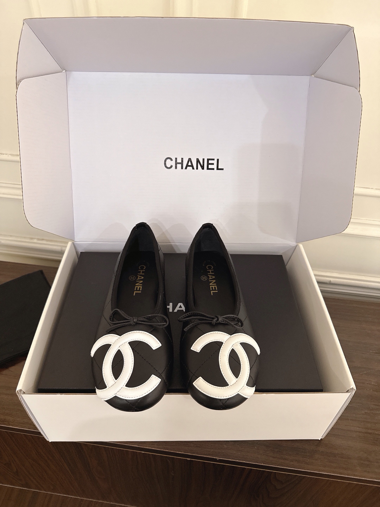 NO:883607,CHANEL Chanel 26/Xiaoxiang classic Mary Jane flats and Compeng ballet shoes. The French-style Mary Jane is really cute and fashionable. All the major Internet celebrities can't put it down. It is hard to find a pair of shoes at the counter. The leather of the shoes is super soft and comfortable. It does not rub the feet at all. It is super age-reducing when barefoot or paired with socks. The upper foot is super nice. The original custom cowhide leather surface, the lining is imported sheepskin, and the sole is imported genuine leather outsole from Italy.  Size 35-40 (40 customized, non-returnable), single shoes, chanel, chanel, mary jane, flats, cowhide, sheepskin, Leather soles, socks19860909CHANEL香奈儿26/ 小香经典玛丽珍平底鞋康鹏鞋芭蕾舞鞋 法式风情的玛丽珍真的可爱又时髦 各大网红都爱不释手 专柜更是一鞋难求 鞋子皮料超级柔软舒适 一点也不磨脚 光脚或事搭配袜子都超级减龄 上脚超nice 面料原版定制牛皮面 内里进口羊皮 鞋底意大利进口真皮大底 码数35-40（40定制不退换）,单鞋,chanel,chanel,mary jane,flats,cowhide,sheepskin,Leather soles,socks,Women's Shoes