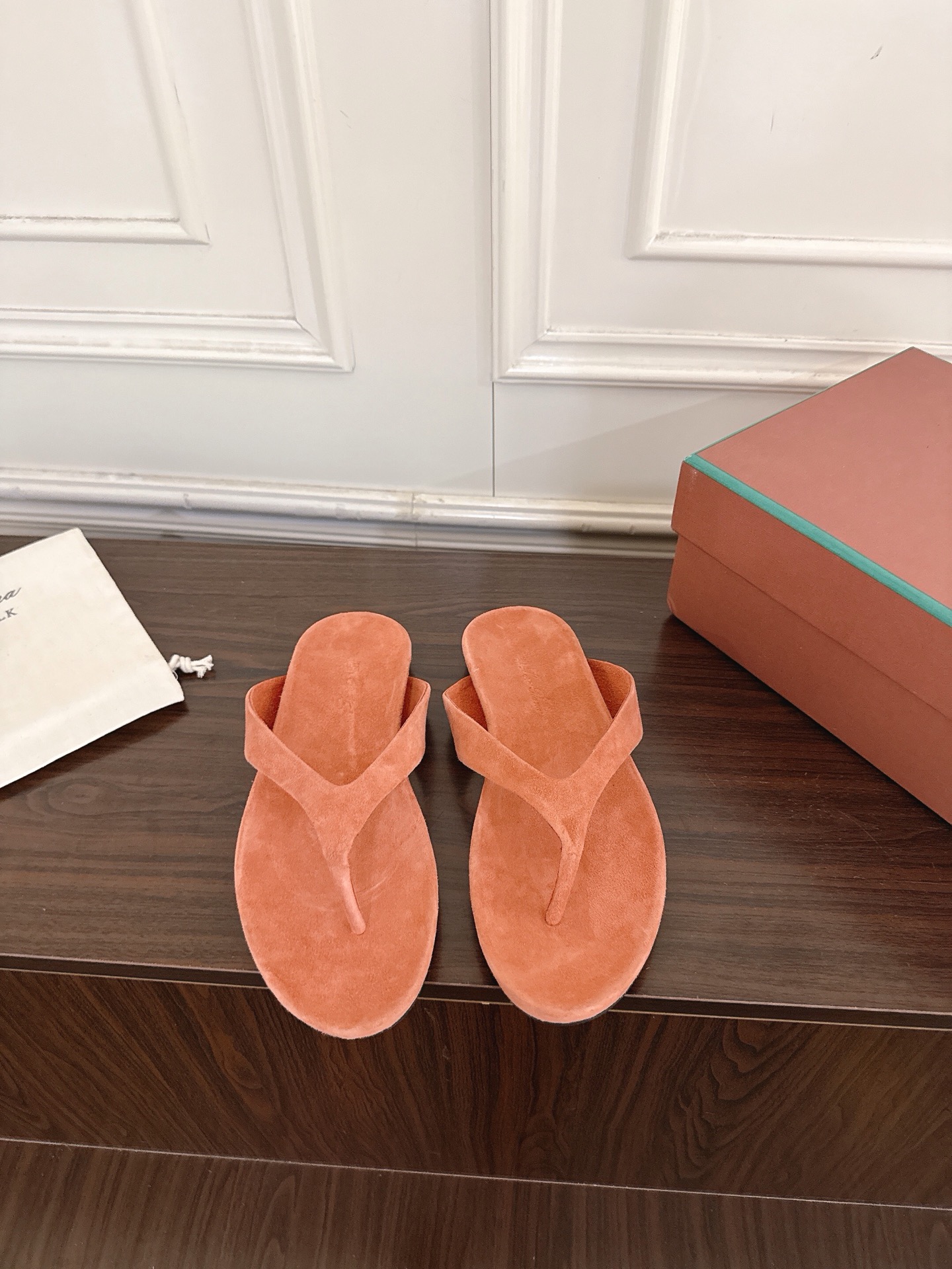 NO:883590,Loro Pian LP 56ss new spring and summer flat flip-flops are summer lazy style with a relaxed and elegant feel. This pair directly welds the lazy comfort and low-key texture on the feet. It has a soft suede texture and no unnecessary decoration, but it has a high-end atmosphere everywhere and has a low-key recognition. Whether it is paired with casual wear or light commuting wear, you can easily wear it with the same relaxed feeling as the blogger.  The foot feel experience is also completely online. The design fits the foot shape without picking the foot shape. Sisters with various foot widths and thin feet can easily control it. Wearing it in summer will make you feel comfortable. The fabric is cow suede. The lining is cow suede. The outsole is original size 35-40 (customized size 40 is non-returnable). Split-toe shoes, loro piana, loro piana, chamois leather19860909Loro Pian LP 56ss春夏新款平底夹脚人字拖 自带松弛贵气感的夏日懒人款,这双直接把慵懒舒适和低调质感焊在了脚上.搭配柔和的麂皮质感,没有多余的装饰,却处处透着高级氛围,自带低调的辨识度,不管是搭配休闲装还是轻通勤穿搭,都能轻松穿出毫不费力的博主同款松弛感. 脚感体验也完全在线,贴合脚型的设计不挑脚型,各种脚宽、脚瘦的姐妹都能轻松驾驭,夏天穿它出门舒适感直接拉满. 面料牛反绒 内里牛反绒 大底原版大底 size35-40（40码定制不退换）,分趾鞋,loro piana,loro piana,chamois leather,Women's Shoes