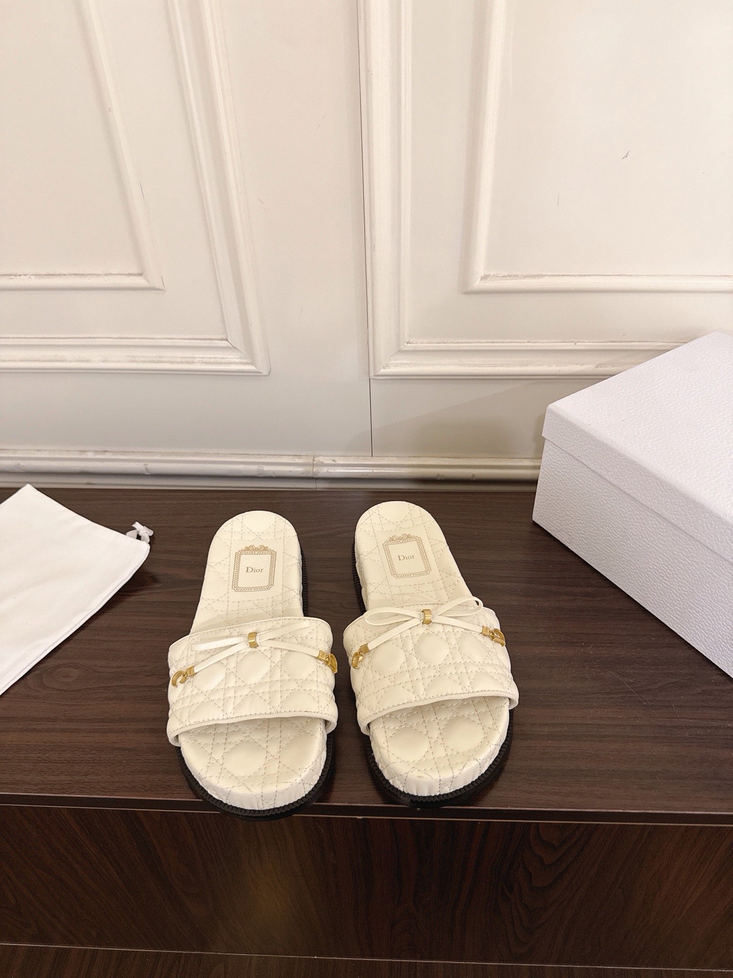 NO:883567,Dior 26ss spring and summer new diamond pattern one-line sandals. The diamond quilted texture covers the shoe body, with exquisite metal accessories and thin ribbon bows. The overall lines are simple and neat, with a high-end texture, and it is easy to achieve a relaxed and elegant style. Paired with casual shorts, it is casual and lazy, with a dress, it is gentle and delicate, and with wide-leg pants, it can be worn to create a relaxed atmosphere. Whether it is for daily outings or at home, it can adapt to a variety of styles and scenes. The upper is made of cowhide  Sheepskin lining, original molded outsole, sizes 35-41 (customized sizes 40 and 41 are non-refundable), heel height 3cm, slippers, dior, slippers, skirts, shorts, cowhide, sheepskin19860909Dior 26ss春夏新款菱格纹一字凉拖 菱格绗缝纹理铺满鞋身,搭配精致金属饰件与细带蝴蝶结,整体线条简约利落,自带高级质感,轻松拿捏松弛贵气风. 搭配休闲短裤随性慵懒,搭配连衣裙温柔精致,搭配阔腿裤又能穿出松弛氛围感,无论是日常出街还是居家外穿,都能适配多种风格与场景. 鞋面牛皮 内里羊皮 大底原版开模大底 size35-41码（40、41码定制不退换） 跟高3cm,拖鞋,dior,slippers,skirts,shorts,cowhide,sheepskin,Women's Shoes
