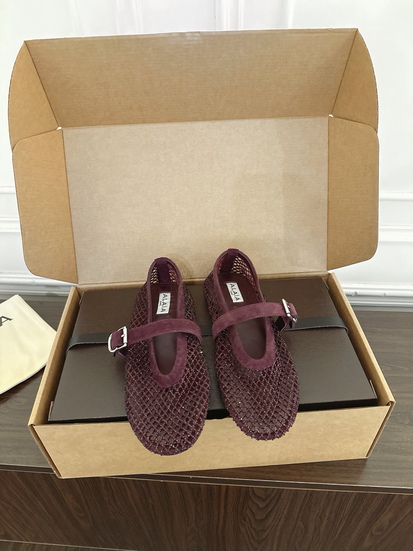 NO:883672,#国产 Alaia Alaia 26ss early spring new fishnet crystal flat ballet shoes flat heel Mary Jane shoes Alaia crystal fishnet ballet shoes, crystal hollow mesh + one-word buckle, elegant and breathable, super comfortable to wear in summer!  The upper is embellished with rhinestones, full of sophistication, the round toe design does not squeeze the feet, and the flat sole is very stable for walking. It is white and high-end, and can be easily matched with skirts and trousers. It is suitable for daily outings or vacations ~ Fabric: Crystal fishnet/sheepskin Lining: Sheepskin Sole: Original molded rubber sole Size: 35-40 (customized for 40, non-returnable), single shoes, alaia, mary jane, skirts, sheepskin19860909# 莞产 Alaia 阿莱亚 26ss早春新品渔网水晶平底芭蕾舞鞋平跟玛丽珍鞋 Alaia水晶渔网芭蕾舞鞋,水晶镂空网面+一字扣带,优雅又透气,夏天穿超舒服！鞋面点缀水钻,精致感满满,圆头设计不挤脚,平底走路也很稳.白又高级,裙装裤装都能轻松搭配,日常出街或度假都很适合～ 面料: 水晶渔网/羊皮 内里: 羊皮 鞋底: 原版开模橡胶底 Size: 35-40（40定做不退换）,单鞋,alaia,mary jane,skirts,sheepskin,Women's Shoes