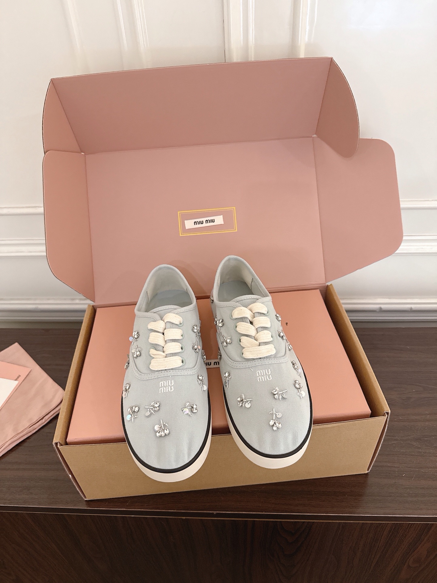 NO:883648,Miu Miu 26ss new early spring rhinestone embroidered canvas shoes. Step on the spring floral flowers under your feet. This pair of rhinestone embroidered canvas shoes is so girly!  The delicate canvas base is studded with small rhinestone flowers and embroidered branches and leaves. The blingbling comes with a soft light filter and a retro square toe to modify the foot shape. The white soft base and soft surface will not tire your feet after long-term wear. It is suitable for dresses, jeans, and pleated skirts. From a walk on campus to a date for afternoon tea, every step is smart and playful, and it is the ambience of a sweet and cool girl.  The soft soles and soft surface are extremely comfortable, and the feet will not be tired after long-term wear, and the feet will not be worn at all. The four colors are good-looking, you can choose sweet girl or retro. Paired with a pleated skirt, she is a fugitive princess, with jeans, she is a casual hot girl. The spring atmosphere is all supported by these shoes. Fabric, twill, lining, rubber outsole, size 35-40 (40 size customization is non-returnable), casual shoes/sports shoes, miumiu, sneakers, skirts, jeans19860909Miu Miu 26ss早春新款水钻刺绣帆布鞋 把春日碎花踩在脚下,这双水钻刺绣帆布鞋太懂少女心了！细腻帆布基底缀满水钻小花与刺绣枝叶,blingbling自带柔光滤镜,复古方头修饰脚型.白软底软面久穿不累脚,适配连衣裙、牛仔裤、百褶裙,从校园漫步到约会下午茶,每一步都灵动俏皮,是甜酷女孩的氛围感担当. 软底软面巨舒服,久穿不累脚,完全不磨脚,四个颜色都好好看,甜妹挂、复古挂随便挑.配百褶裙是在逃公主,配牛仔裤是随性辣妹,春天的氛围感,全靠这双鞋撑起来. 面料斜纹布 内里布里 大底橡胶大底 size35-40码（40码定制不退换）,休闲鞋/运动鞋,miumiu,sneakers,skirts,jeans,Women's Shoes