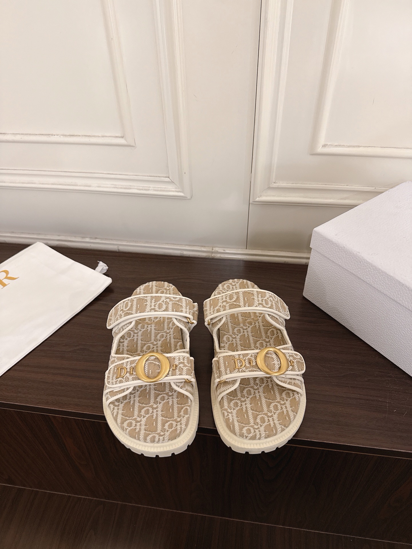 NO:883617,Dior 26ss summer new presbyopic Velcro double-strap sandals. The classic presbyopic Velcro sandals are the representative of the brand's casual aesthetics. They are both recognizable and practical, and can easily adapt to various scenes in spring and summer. The shoe body is designed with the iconic presbyopia as the core, and is paired with double Velcro straps and metal buckles. The tightness can be adjusted freely, and the retro brand elements are cleverly integrated with modern casual styles, giving it a low-key and luxurious texture. Customized original D letter on the upper and original D letter on the lining.  Outsole original molded outsole size 35-41 (customized sizes 40 and 41 are not returnable) Heel height 3cm, slippers, sandals, dior, sandals, slippers19860909Dior 26ss夏季新款老花魔术贴双带凉拖 经典老花魔术贴凉拖,是品牌休闲美学的代表之作,兼具辨识度与实用性,轻松适配春夏多种场景. 鞋身以标志性的老花为核心设计,搭配双魔术贴绑带与金属扣饰,既能自由调节松紧度,又将复古品牌元素与现代休闲风格巧妙融合,自带低调奢华的质感. 鞋面定制原版D字母 内里原版D字母 大底原版开模大底 size35-41码（40、41码定制不退换） 跟高3cm,拖鞋凉鞋,dior,sandals,slippers,Women's Shoes