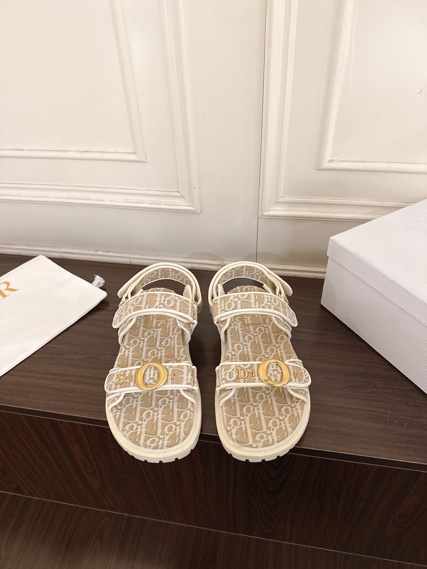 NO:883635,Dior 26ss summer new presbyopic Velcro double-strap sandals. The classic presbyopic Velcro sandals are the representative of the brand's casual aesthetics. They are both recognizable and practical, and can easily adapt to various scenes in spring and summer. The shoe body is designed with the iconic presbyopia as the core, and is paired with double Velcro straps and metal buckles. The tightness can be adjusted freely, and the retro brand elements are cleverly integrated with modern casual styles, giving it a low-key and luxurious texture. Customized original D letter on the upper and original D letter on the lining.  Outsole original molded outsole size 35-41 (customized sizes 40 and 41 are not returnable) Heel height 3cm, slippers, sandals, dior, sandals, slippers19860909Dior 26ss夏季新款老花魔术贴双带凉鞋 经典老花魔术贴凉拖,是品牌休闲美学的代表之作,兼具辨识度与实用性,轻松适配春夏多种场景. 鞋身以标志性的老花为核心设计,搭配双魔术贴绑带与金属扣饰,既能自由调节松紧度,又将复古品牌元素与现代休闲风格巧妙融合,自带低调奢华的质感. 鞋面定制原版D字母 内里原版D字母 大底原版开模大底 size35-41码（40、41码定制不退换） 跟高3cm,拖鞋凉鞋,dior,sandals,slippers,Women's Shoes