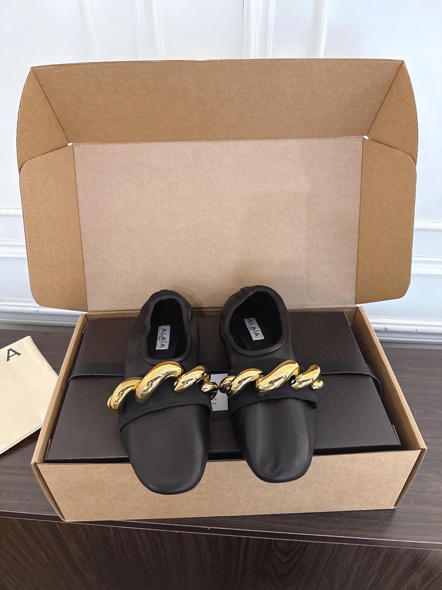 NO:883566,Produced in Wanguan (X003) Alaia Alaia 26ss spring and summer new style metal buckle ballet shoes hot item, popular aesthetic nowadays. Alaia minimalist style is too hot, so take advantage of the popularity, hurry up and be fashionable!  Instantly hold the whole audience. Fabric: cowhide. Sheepskin lining. Outsole. Genuine leather outsole. Size 35-40 (40 customized, non-returnable), single shoes, alaia, cowhide, sheepskin, Leather soles.19860909莞产（X003） Alaia 阿莱亚 26ss春夏新款 金属扣 芭蕾舞 单鞋 爆款单品,时下流行审美.Alaia极简风太火了 所以趁着有热度,赶紧时髦一把！ 瞬间Hold全场 面料牛皮 内里羊皮 大底真皮大底 Size35-40（40定制不退换）,单鞋,alaia,cowhide,sheepskin,Leather soles,Women's Shoes