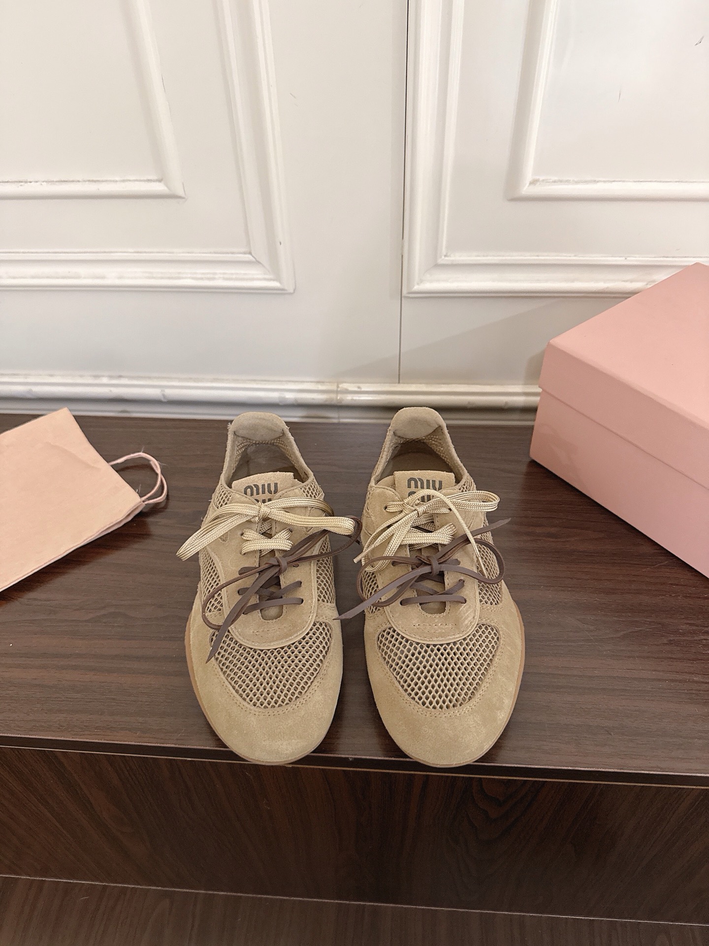 NO:883576,(X002) MiuMiu 26ss new lace-up mesh casual shoes Dexun shoes. This year's main recommendation is retro and old-fashioned, simple and advanced, casually matched, very comfortable on the feet, a must-have for the year!  Upper imported suede cowhide + breathable mesh, lining original breathable fabric, outsole original outsole, size 35-40, female 40, customized (non-returnable), single shoes, miumiu, cowhide19860909（X002） MiuMiu 缪缪 26ss新款系带网面休闲鞋德训鞋 今年主推款 复古做旧时尚 简约高级 随意搭配 上脚非常舒适,年度必入款！ 鞋面进口反绒牛皮+透气网布 内里原版透气布料 大底原版大底 码数35-40女40订做不退换）,单鞋,miumiu,cowhide,Women's Shoes