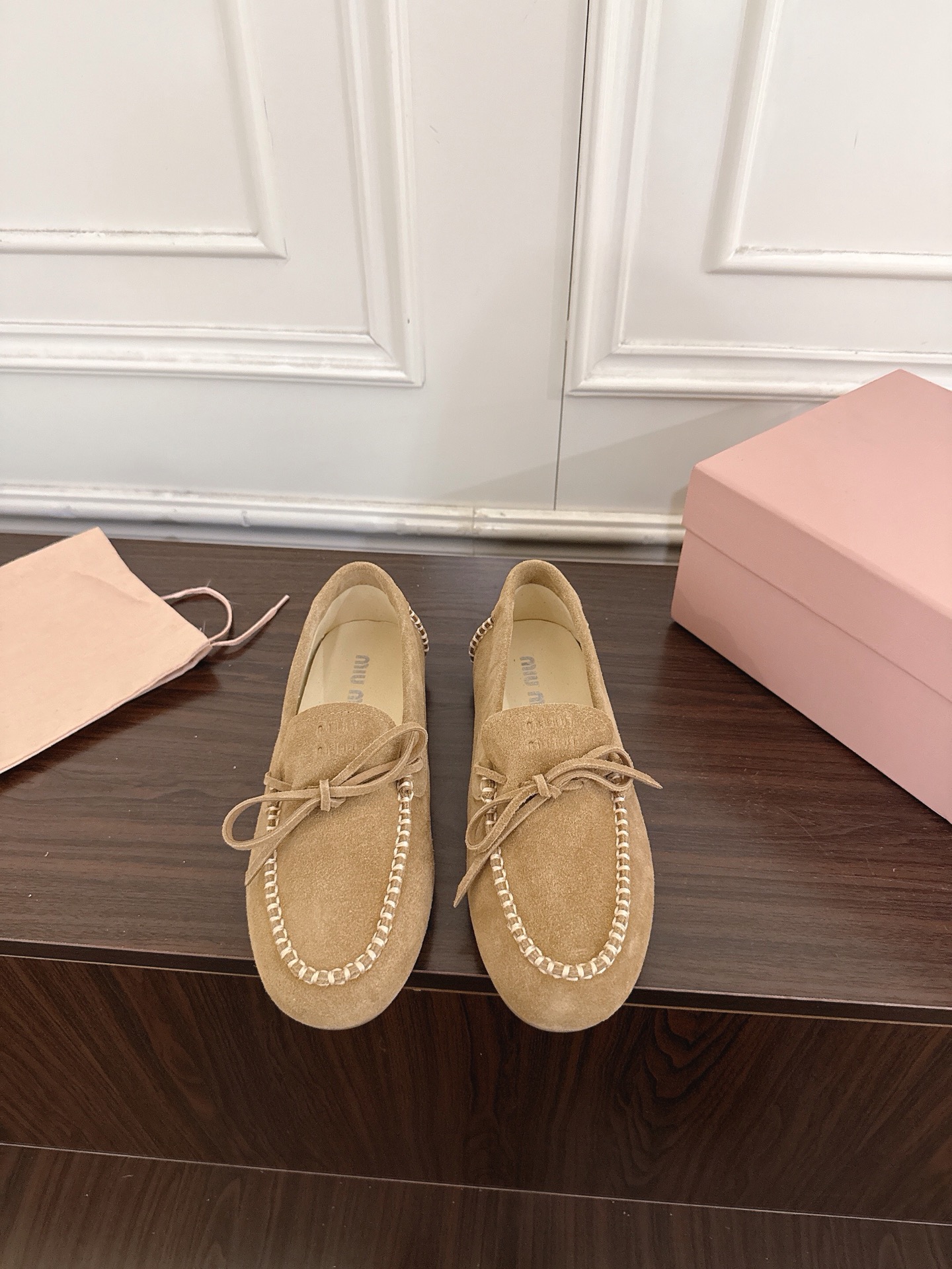 NO:883553,(X002) MiuMiu/Miu Miu 26ss spring and summer catwalk new model · Lace-up flat loafers driving shoes This timeless lace-up flat loafers driving shoes are decorated with embossed Miu logo, showing a unique classic style ~ Very comfortable and super light on the foot · (ZP development, customized color) Original imported suede cowhide upper, foot-padding cowhide, ZP molded rubber outsole  Size 35-40 (40 customized, non-returnable), loafers, miumiu, loafers, flats, cowhide19860909（X002） MiuMiu/缪缪 26ss春夏走秀新款·系带平底乐福鞋驾车鞋 这款永不过时的系带平底鞋驾车鞋饰有压花Miu徽标,彰显别具一格的经典格调～ 上脚非常舒服超级轻便·（ZP开发、订制颜色） 鞋面原版进口反绒牛皮 垫脚牛皮 鞋底ZP开模橡胶大底 码数35-40（40定制不退换）,乐福鞋,miumiu,loafers,flats,cowhide,Women's Shoes