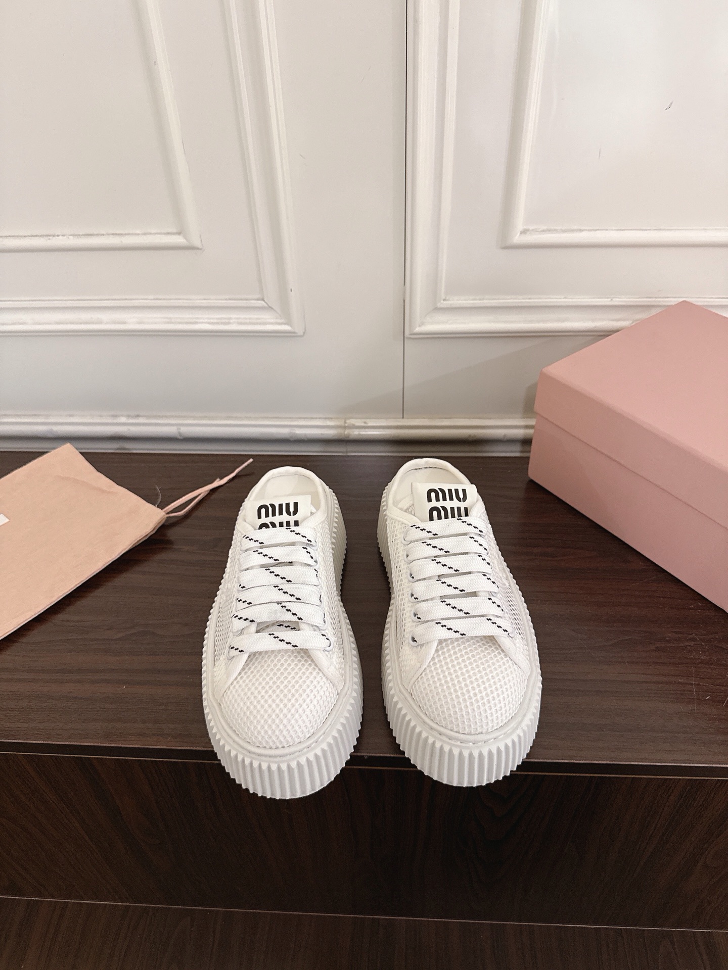 NO:883533,(X002) MiuMiu Miu Miu 26ss new arrival～Miu’s new model of breathable mesh moral training shoes casual shoes and half slippers on the catwalk. These lace-up casual sneakers have a perfect American casual style～a must-have for daily wear!  It’s a perfect piece that looks great on the feet, is comfortable, classic and versatile!  Fabric imported special breathable mesh, breathable fabric lining, outsole original molded EVA ultra-light outsole, size 35-40 (40 custom made, non-returnable), casual shoes/sports shoes, miumiu, sneakers19860909（X002） MiuMiu缪缪 26ss new arrival～Miu家走秀新款透气网纱德训鞋休闲鞋半拖 这款系带休闲运动鞋妥妥的美式休闲风格～日常穿着必选！上脚超级好看舒适经典百搭的绝绝子单品！ 面料进口特殊透气网纱 内里透气布料 大底原版开模EVA超轻大底 码数35-40（40订做不退换）,休闲鞋/运动鞋,miumiu,sneakers,Women's Shoes