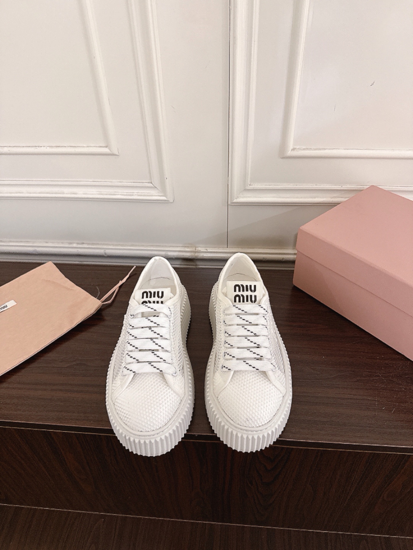 NO:883544,(X002) MiuMiu Miu Miu 26ss new arrival～Miu’s new model of breathable mesh moral training shoes and casual shoes on the catwalk. This lace-up casual sneaker has a perfect American casual style～a must-have for daily wear!  It’s a perfect piece that looks great on the feet, is comfortable, classic and versatile!  Fabric imported special breathable mesh, breathable fabric lining, outsole original molded EVA ultra-light outsole, size 35-40 (40 custom made, non-returnable), casual shoes/sports shoes, miumiu, sneakers19860909（X002） MiuMiu缪缪 26ss new arrival～Miu家走秀新款透气网纱德训鞋休闲鞋 这款系带休闲运动鞋妥妥的美式休闲风格～日常穿着必选！上脚超级好看舒适经典百搭的绝绝子单品！ 面料进口特殊透气网纱 内里透气布料 大底原版开模EVA超轻大底 码数35-40（40订做不退换）,休闲鞋/运动鞋,miumiu,sneakers,Women's Shoes