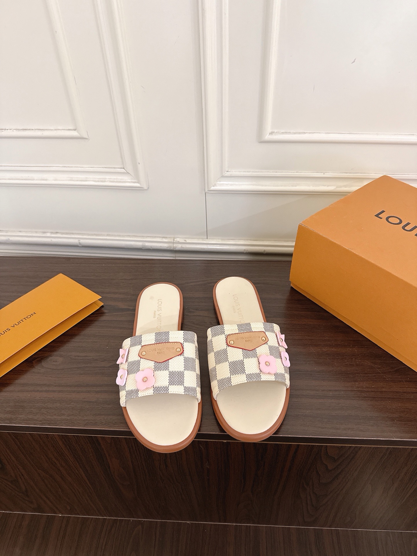 NO:883480,(Z004) Louis Vuitton ss26 new arrival LV donkey brand spring and summer series new flat beach slippers. Simple and exquisite, full of high-end feeling, showing elegance ~ super good-looking on the feet, perfect for summer shoes. The upper is imported original cowhide material, lining sheepskin lining, outsole, genuine leather outsole imported from Italy, size 35-41 (40.41 custom-made, non-refundable), slippers, louis vuitton, louis  vuitton,louis vuitton,slippers,cowhide,sheepskin,leather soles19860909（Z004） Louis Vuitton ss26 new arrival LV驴牌春夏系列新款平底沙滩拖鞋 简约精致,高级感满满,尽显优雅气质～上脚超好看,拉满了夏日美鞋的绝绝子 鞋面进口原版牛皮面料 内里羊皮内里 大底意大利进口真皮大底 码数35-41（40.41订做不退换）,拖鞋,louis vuitton,louis vuitton,louis vuitton,slippers,cowhide,sheepskin,Leather soles,Women's Shoes