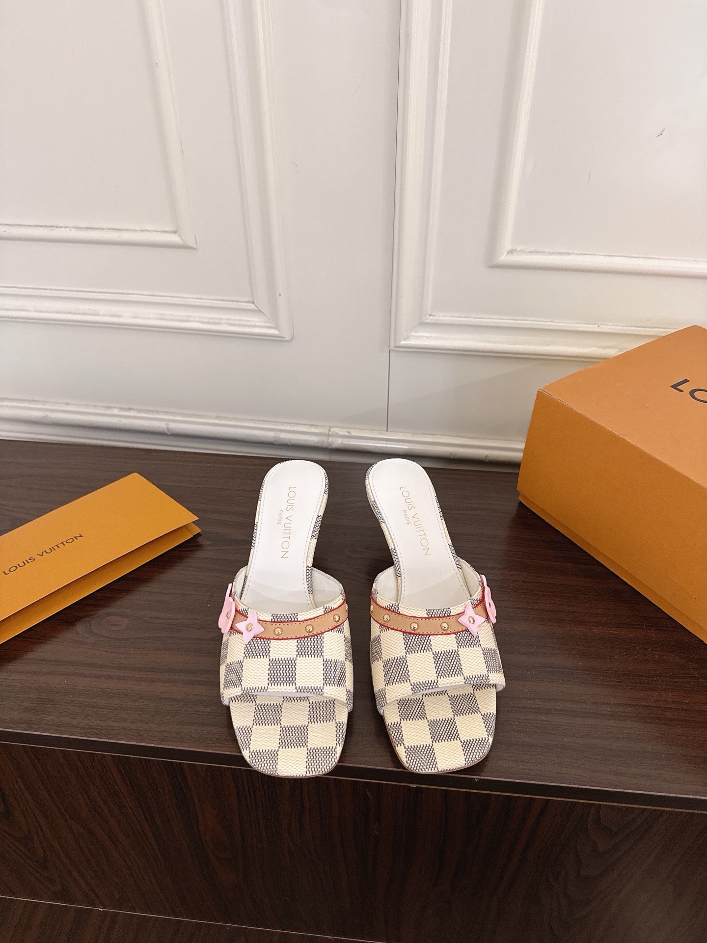 NO:883491,(Z004) Louis Vuitton ss26 new arrival LV donkey brand spring and summer series new heel and high slippers. Simple and exquisite, full of high-end, showing elegance ~ super good-looking on the feet, full of summer shoes. The upper is imported original cowhide material, lining sheepskin lining, outsole imported from Italy, genuine leather outsole, heel height 5.5cm, size 35-41 (40.41 custom made, non-refundable), slippers, louis  vuitton,louis vuitton,louis vuitton,slippers,cowhide,sheepskin,Leather soles19860909（Z004） Louis Vuitton ss26 new arrival LV驴牌春夏系列新款跟高拖鞋 简约精致,高级感满满,尽显优雅气质～上脚超好看,拉满了夏日美鞋的绝绝子 鞋面进口原版牛皮面料 内里羊皮内里 大底意大利进口真皮大底 跟高5.5cm 码数35-41（40.41订做不退换）,拖鞋,louis vuitton,louis vuitton,louis vuitton,slippers,cowhide,sheepskin,Leather soles,Women's Shoes