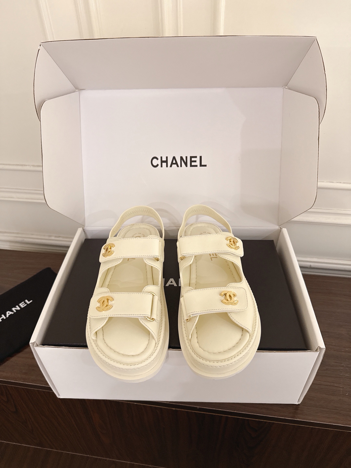 NO:883484,Chanel Chanel C Xiaoxiangjia Velcro Sandals Beach Sandals Latest Colors Awesome Super Beautiful Original Details Super Classic Style Super Versatile The Heel and Instep Velcro Can Be Adjusted Comfortable and Easy to Wear Highly Recommended!  Cowhide upper, cowhide lining, original combination outsole, sole thickness 3cm, size 35-40 (customized for 40), sandals, chanel, chanel, chanel, chanel, sandals, cowhide19860909Chanel香奈儿C家小香家魔术贴凉鞋沙滩凉鞋 最新色系 超赞 美炸了 原版细节 超经典款 超级百搭 后跟以及脚背魔术贴都可调节 舒适好穿 超级推荐款！ 鞋面牛皮 内里牛皮 鞋底原版组合大底 底厚3cm 码数35-40（40定做）,凉鞋,chanel,chanel,chanel,chanel,sandals,cowhide,Women's Shoes