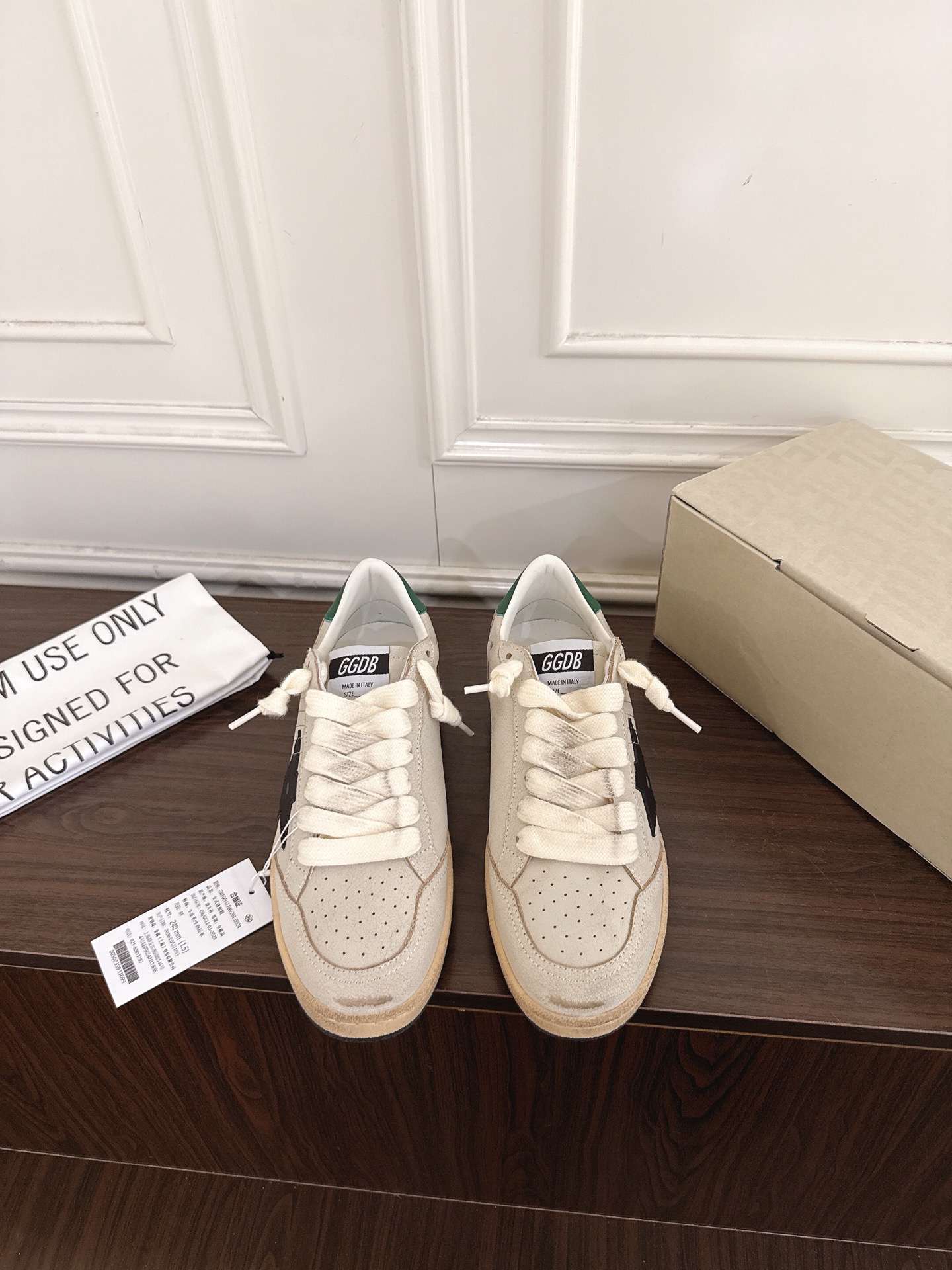 NO:883495,Couple model GGDB 26ss summer new casual star sneakers have the brand's iconic distressed texture, the shoe body lines are neat and simple, the star logo and retro color matching create a relaxed street atmosphere. With inner height increase, small people can easily control it, and they can be matched with jeans, sports pants or casual suits, and they can be worn easily to give a casual daily sense of luxury. They are suitable for commuting or traveling.  The upper foot feels soft, elastic and comfortable, and the shoe shape fits the foot shape. The aged rubber sole is non-slip and wear-resistant. It will not tire your feet after being worn for a long time. It is a versatile style that can be matched repeatedly. Upper cowhide/cow suede Lining cowhide outsole Original molded outsole size 35-44 (customized for women 40, non-returnable) Heel height 4.5cm, casual shoes/sports shoes, sneakers, jeans, business suit, cowhide19860909情侣款 GGDB 26ss夏季新款休闲星星板鞋 自带品牌标志性的做旧质感,鞋身线条利落简约,星星标识与复古配色碰撞出松弛的街头氛围.带有内增高小个子也能轻松驾驭,搭配上不挑风格,牛仔裤、运动裤或是休闲西装都能适配,轻松穿出随性的日常高级感,不管是通勤还是出游都很合适. 上脚脚感软弹舒适,鞋型贴合脚型,做旧橡胶底防滑耐磨,久穿也不会累脚,是能反复搭配的百搭款. 鞋面 牛皮/牛反绒 内里牛皮 大底原版开模大底 size35-44码（女40定制不退换） 跟高4.5cm,休闲鞋/运动鞋,sneakers,jeans,business suit,cowhide,Women's Shoes