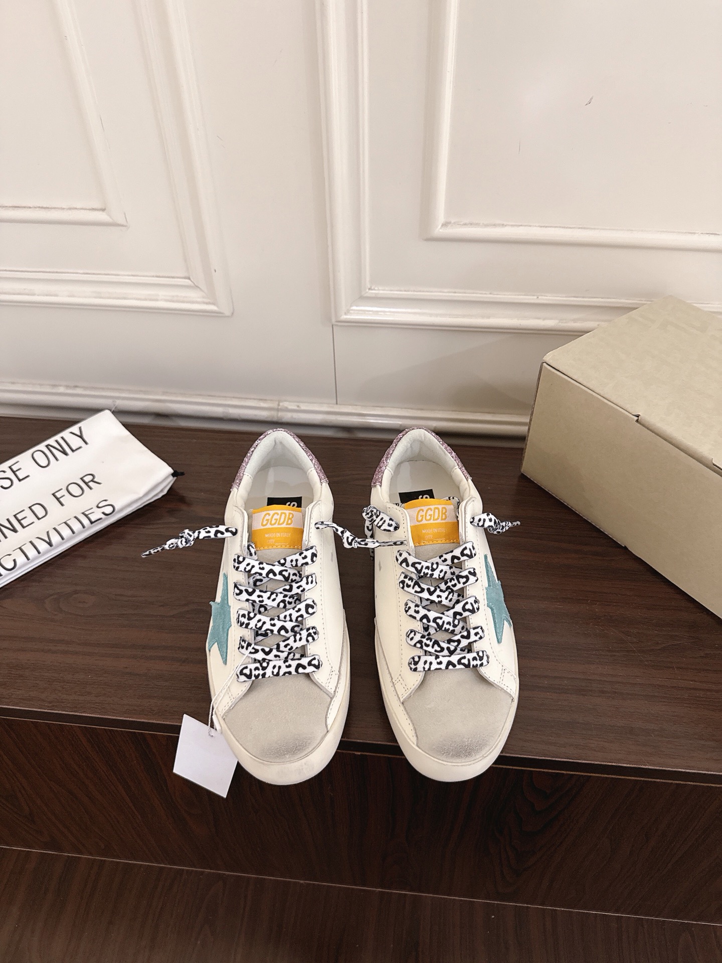 NO:883506,GGDB 26ss new summer casual star dirty sneakers have the brand's signature distressed texture, with inner height, and are easy to match with small people. They can be easily worn with jeans, sweatpants or casual skirts. They can be worn for daily commuting or outings, giving them a relaxed Korean street feel. The upper foot feels soft and elastic, and the shoe shape fits the foot shape. The aged rubber sole is non-slip and wear-resistant, and will not tire your feet after long-term wear. It is a versatile treasure that can be matched repeatedly.  Upper cowhide/cow suede, lining cowhide, original molded outsole, size 35-40 (customized size 40 is not returnable), heel height 4.5cm, casual shoes/sports shoes, sneakers, skirts, jeans, cowhide19860909GGDB 26ss夏季新款休闲星星脏脏板鞋 自带品牌标志性的做旧质感,带有内增高,小个子轻松驾驭搭配上适配度超高,牛仔裤、运动裤或是休闲裙装都能轻松驾驭,不管是日常通勤还是出游,都能穿出松弛的韩系街头感. 上脚脚感软弹舒适,鞋型贴合脚型,做旧橡胶底防滑耐磨,久穿也不会累脚,是能反复搭配的百搭宝藏款. 鞋面牛皮/牛反绒 内里牛皮 大底原版开模大底 size35-40码（40码定制不退换） 跟高4.5cm,休闲鞋/运动鞋,sneakers,skirts,jeans,cowhide,Women's Shoes