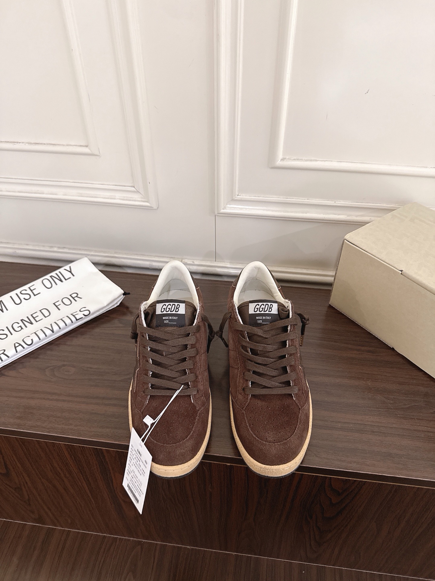 NO:883516,#couple style GGDB 26ss summer new casual star sneakers have the brand's iconic distressed texture, the shoe body lines are neat and simple, the star logo and retro color matching create a relaxed street atmosphere. With inner height increase, small people can easily control it, and they can be matched with jeans, sports pants or casual suits, and they can be worn easily to give a casual daily sense of luxury. They are suitable for commuting or traveling.  The upper foot feels soft, elastic and comfortable, and the shoe shape fits the foot shape. The aged rubber sole is non-slip and wear-resistant. It will not tire your feet after being worn for a long time. It is a versatile style that can be matched repeatedly. Upper cowhide/cow suede Lining cowhide outsole Original molded outsole size 35-44 (customized for women 40, non-returnable) Heel height 4.5cm, casual shoes/sports shoes, sneakers, jeans, business suit, cowhide19860909#情侣款 GGDB 26ss夏季新款休闲星星板鞋 自带品牌标志性的做旧质感,鞋身线条利落简约,星星标识与复古配色碰撞出松弛的街头氛围.带有内增高小个子也能轻松驾驭,搭配上不挑风格,牛仔裤、运动裤或是休闲西装都能适配,轻松穿出随性的日常高级感,不管是通勤还是出游都很合适. 上脚脚感软弹舒适,鞋型贴合脚型,做旧橡胶底防滑耐磨,久穿也不会累脚,是能反复搭配的百搭款. 鞋面 牛皮/牛反绒 内里牛皮 大底原版开模大底 size35-44码（女40定制不退换） 跟高4.5cm,休闲鞋/运动鞋,sneakers,jeans,business suit,cowhide,Women's Shoes