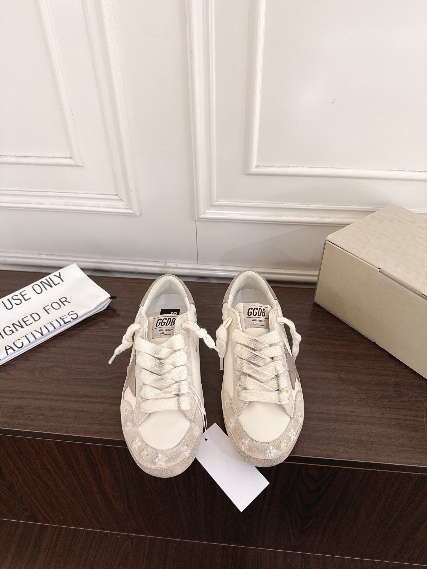 NO:883527,GGDB 26ss new summer casual star dirty sneakers have the brand's signature distressed texture, with inner height, and are easy to match with small people. They can be easily worn with jeans, sweatpants or casual skirts. They can be worn for daily commuting or outings, giving them a relaxed Korean street feel. The upper foot feels soft and elastic, and the shoe shape fits the foot shape. The aged rubber sole is non-slip and wear-resistant, and will not tire your feet after long-term wear. It is a versatile treasure that can be matched repeatedly.  Upper cowhide/cow suede, lining cowhide, original molded outsole, size 35-40 (customized size 40 is not returnable), heel height 4.5cm, casual shoes/sports shoes, sneakers, skirts, jeans, cowhide19860909GGDB 26ss夏季新款休闲星星脏脏板鞋 自带品牌标志性的做旧质感,带有内增高,小个子轻松驾驭搭配上适配度超高,牛仔裤、运动裤或是休闲裙装都能轻松驾驭,不管是日常通勤还是出游,都能穿出松弛的韩系街头感. 上脚脚感软弹舒适,鞋型贴合脚型,做旧橡胶底防滑耐磨,久穿也不会累脚,是能反复搭配的百搭宝藏款. 鞋面牛皮/牛反绒 内里牛皮 大底原版开模大底 size35-40码（40码定制不退换） 跟高4.5cm,休闲鞋/运动鞋,sneakers,skirts,jeans,cowhide,Women's Shoes