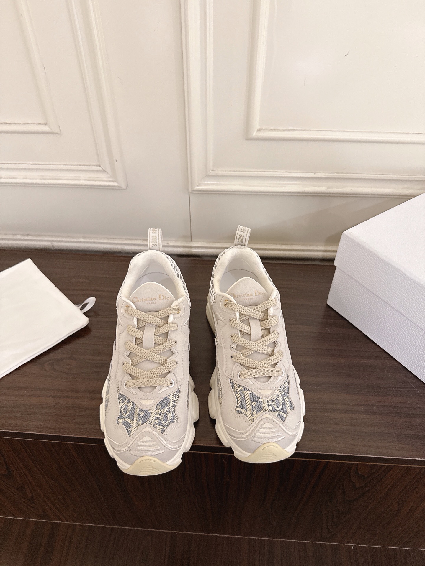 NO:883538,Dior Dior 26ss new summer thick-soled presbyopic casual sneakers. The mesh and the brand's iconic presbyopic material interweave to create a hazy texture. The lines are soft and self-recognizable. The thick-soled design quietly lengthens the proportions of the legs, gentle and noble. The fit is very high, and it can be easily worn with jeans, sports pants or casual skirts. Whether it is daily commuting or traveling, you can wear it with a relaxed Korean style sense of luxury.  The upper foot feels soft, elastic and comfortable, and the shoe shape fits the foot shape. The non-slip and wear-resistant sole takes into account both appearance and practicality. It will not tire your feet after long-term wear. It is a treasure that can be matched repeatedly. The upper is cow suede/embroidered D letter. The lining is mesh. The original molded outsole size 35-42 (customized sizes 40, 41 and 42 are not returnable)  Heel height 5cm, casual shoes/sports shoes, dior, dior, sneakers, skirts, jeans19860909Dior 迪奥 26ss夏季新款厚底老花休闲运动鞋 网纱与品牌标志性老花材质交织出朦胧质感,线条柔和又自带辨识度,厚底设计悄悄拉长腿部比例,温柔又显贵.搭配上适配度超高,牛仔裤、运动裤或是休闲裙装都能轻松驾驭,不管是日常通勤还是出游,都能穿出松弛的韩系高级感. 上脚脚感软弹舒适,鞋型贴合脚型,防滑耐磨的鞋底兼顾了颜值与实用性,久穿也不会累脚,是能反复搭配的宝藏款. 鞋面牛反绒/刺绣D字母 内里网布 大底原版开模大底 size35-42码（40、41、42码定制不退换） 跟高5cm,休闲鞋/运动鞋,dior,dior,sneakers,skirts,jeans,Women's Shoes