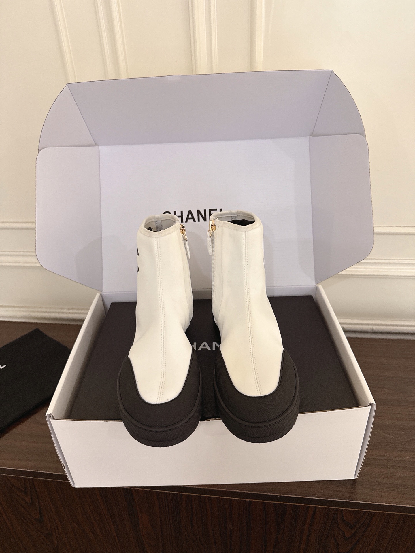NO:883462,(N005) Chanel Chanel Xiaoxiang 26ss new double C high-top zipper casual elastic boots. A must-have in the fashion circle. The combination will interpret the meticulous, minimalist and classic elements that will never fade away. Showing a unique dressing style, it is too beautiful to say. A must-have item... Original imported material for the upper, imported sheepskin for the feet, ZP exclusive molded rubber outsole, code number:  35-40 (40 customized, non-refundable), boots, chanel, chanel, boots, sheepskin19860909（N005）  Chanel 香奈儿小香 26ss新品双C高帮拉链休闲弹力靴 时尚圈的绝绝子 搭配将演绎着细致 极简 永不褪去的经典元素 展现与众不同的穿搭风格美到无话可说 必入款…… 鞋面原版进口材质 垫脚进口羊皮 大底ZP独家开模橡胶大底 码数: 35-40（40定制不退换）,靴子,chanel,chanel,boots,sheepskin,Women's Shoes