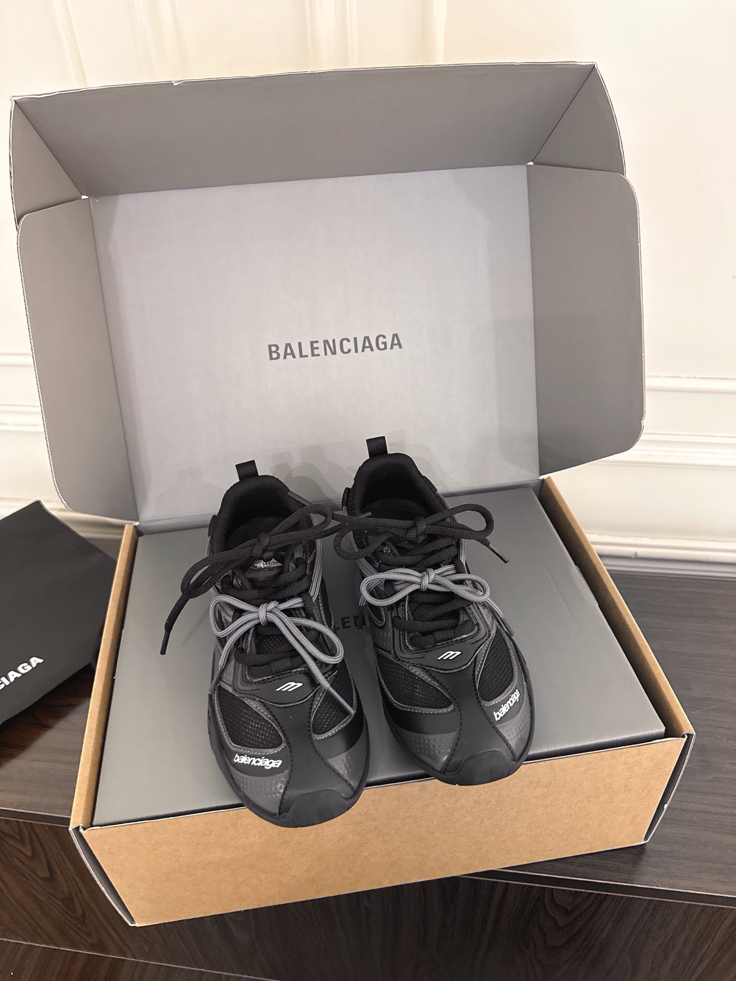 NO:883474,#国产Women's model (X003) Balenciag*26ss early spring new casual dad shoes. The soul of this pair of shoes is to imitate the classic running shoe shape of the millennium. It has multi-layered mesh + streamlined shoe body, with a retro-future feel. It perfectly captures the essence of Y2K millennium style and is highly recognizable. At a glance, it is the cool tone of Balenciaga, and the details are directly ecstatic.  Whether it is daily commuting, going out on a date, or traveling and taking photos, this pair of shoes can be held perfectly. It has a cool feeling when walking on the feet, and it will look like a blockbuster in any photo. Fabric: space technology fabric/3D embossed gradient color/breathable mesh, nylon mesh lining, original rubber combination outsole, size 35-40 (40 customized, non-returnable), casual shoes/sports shoes, balenciaga, balenciaga, sneakers19860909#莞产 女款（X003） Balenciag*26ss早春新款 休闲老爹鞋 这双鞋的灵魂,就是复刻千禧年的经典跑鞋造型,多层网面+流线型鞋身,自带复古未来感,把Y2K千禧风的精髓完美拿捏,辨识度拉满,一眼就是巴黎世家的潮酷调性,细节控直接狂喜. 不管是日常通勤、约会出街,还是旅行拍照,这双鞋都能完美hold住,上脚就是行走的潮酷感,随便拍都是大片既视感. 面料太空科技面料/3D压印渐变颜色/透气网 内里尼龙网布 大底原版橡胶组合大底 size35-40（40定做不退换）,休闲鞋/运动鞋,balenciaga,balenciaga,sneakers,Women's Shoes