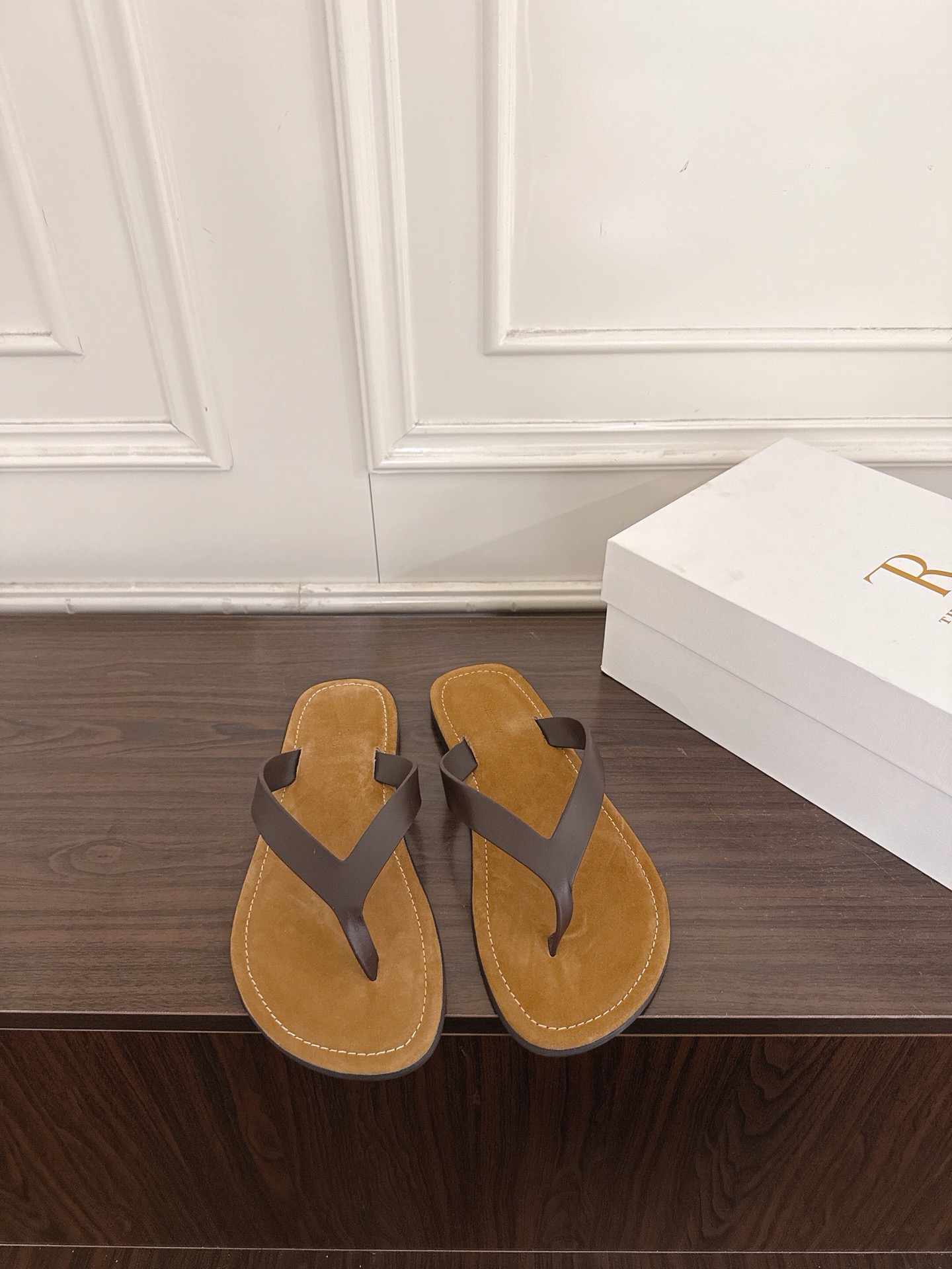 NO:883449,(w001) The row2026ss new summer flip-flops flat slippers 2026 summer hot style irresistibly cute!  A pair of slippers, one summer, little jioya looks inexplicably cute!  Casual and natural, and highlighting the brand characteristics, full of high-end sense... Fabric: Original imported cowhide/horse hair two materials, cowhide lining, imported high mercerized sheepskin for foot pads, original Tpu outsole, size: 35-41 (40.41 custom-made, non-refundable), split-toe shoes, slippers, cowhide, sheep19860909（w001） The row2026ss夏季新款人字拖夹脚平底拖鞋 2026夏季爆款无法抗拒的可爱！ 一双拖鞋 一个夏天 穿上小jio丫莫名的可爱 ！随性自然,又彰显品牌特色,满满的高级感... 面料: 原版进口牛皮/马毛两种材质 内里牛皮 垫脚进口高丝光羊京 鞋底原版Tpu大底 码数:35-41（40.41订做不退换）,分趾鞋,slippers,cowhide,sheep,Women's Shoes