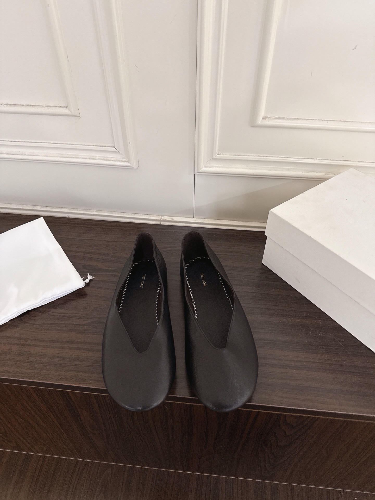 NO:883429,(w001) The Row 2026ss official simultaneous popular flat loafers one-step Mary Jane single shoes granny shoes. A very comfortable flat shoe, minimalist design concept, easy to wear, both good looks and practicality. The upper is imported sheepskin/imported velvet. The lining is imported sheepskin lining. The outsole is original molded rubber outsole.  Size 35-41 (40.41 is custom-made and cannot be returned or exchanged), single shoes, loafers, mary jane, flats, sheepskin19860909（w001）  The Row 2026ss官方同步爆款平底乐福鞋一脚蹬玛丽珍单鞋奶奶鞋 非常舒服的一款平底鞋,极简设计理念,版型好穿,颜值与实用性并存 鞋面进口羊皮/进口丝绒 内里进口羊皮内里 大底原版开模橡胶大底 码数35-41（40.41定做不退不换）,单鞋,loafers,mary jane,flats,sheepskin,Women's Shoes