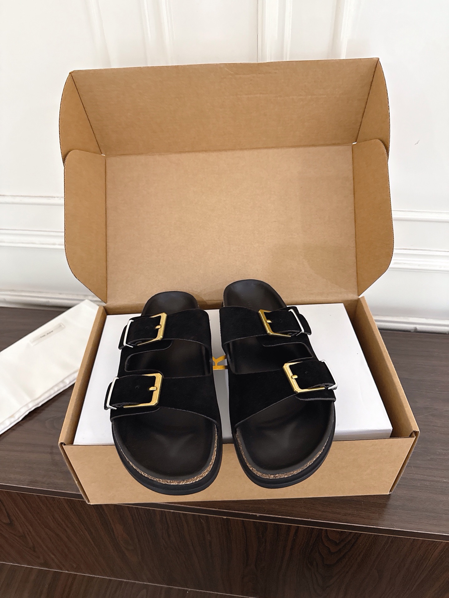 NO:883415,#Women's Made in Guan (X003) The Row TR 26ss double-strap gold buckle simple slippers. Minimalist and relaxed, daily high-end and casual style are integrated into the shoes. Every step reveals an unintentional laziness. The double-strap design bids farewell to unnecessary burdens. The low-key brand logo quietly shows the taste. The soft soles hide a full sense of comfort. Pair with casual shorts or floor-length wide-leg pants. It has a cool and relaxed minimalist high-end atmosphere.  Suitable for people who prefer quiet texture and casual wear. Basic style but with a high-end aura. Size 35～40 (customized for 40), slippers, slippers, shorts19860909#女款 莞产（X003） The Row TR 26ss双带金扣简约拖鞋 极简松弛日常高级与随性格调融入鞋履 每一步都透着毫不刻意的慵懒 双带设计告别多余累赘 低调品牌标识悄悄彰显品味 柔和鞋底里藏着满满的舒适感 配休闲短裤或是拖地阔腿裤 自带清冷松弛的极简高级氛围感 适合偏爱安静质感随性穿搭人群 基础款却自带高级气场 Size35～40（40定做）,拖鞋,slippers,shorts,Women's Shoes
