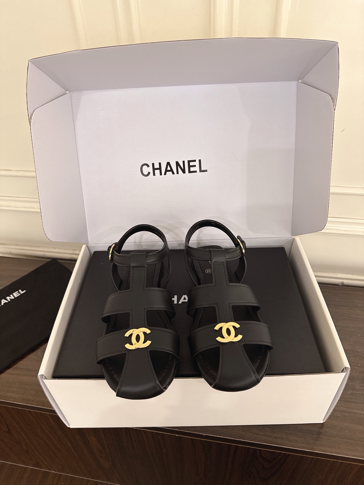 NO:883404,(N005) CHANEL Chanel Xiaoxiang 26ss summer new Roman style holiday leather pig cage sandals. There are many celebrity Internet celebrities. The double C brand logo and iconic metal mark are matched with every design element. They are very fashionable and comfortable. The upper is imported first-layer cowhide and the foot pad is water-dyed sheepskin. The outsole is imported from Italy. Genuine leather outsole  Size 35-40 (40 customized, non-refundable), sandals, chanel, chanel, sandals, cowhide, sheepskin, Leather soles19860909（N005）  CHANEL 香奈儿 小香26ss 夏季新款罗马风假日度假真皮猪笼凉鞋 超多明星网红种草,双C品牌logo标志性金属标搭配每一个设计元素都踩在时髦点上,上脚非常的好看舒适 鞋面进口头层牛皮 垫脚水染羊皮 大底意大利进口真皮大底 码数35-40（40定制不退换）,凉鞋,chanel,chanel,sandals,cowhide,sheepskin,Leather soles,Women's Shoes