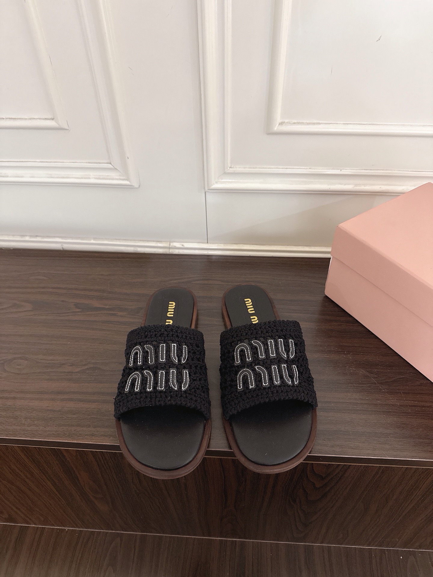 NO:883393,(B006) MiuMiu 26ss new woven flat slippers. Crocheted cotton and leather craft details combine to create contrasting tones that define the seasonal charm of these sandals, with a light and casual silhouette. Leather logo upper, screen printed logo on the insole, leather sole. Size 35-40 (40 custom), slippers, miumiu, sandals, slippers19860909（B006） MiuMiu 缪缪26ss新品编织平底拖鞋 钩针编织棉与皮革工艺细节相结合,形成对比色调,定义了这些凉鞋的季节魅力,轻盈休闲的轮廓尽显.皮革徽标鞋面,内底饰有丝网印花徽标,皮革鞋底. 码数35-40（40定制）,拖鞋,miumiu,sandals,slippers,Women's Shoes