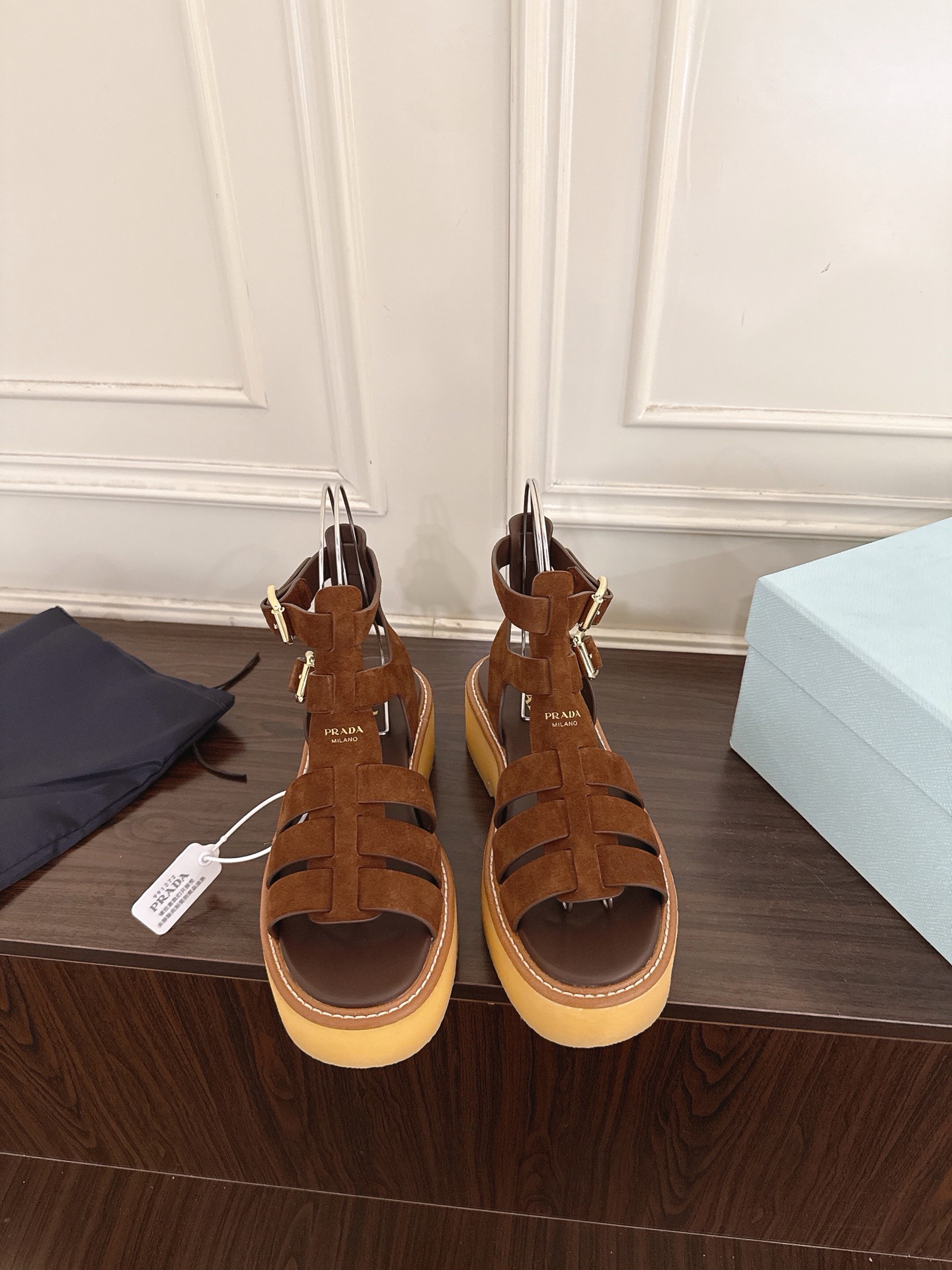 NO:883358,(D007) Prada 26ss new slippers series triangular buckle thick-soled Velcro slippers, full leather high-end atmosphere, thick-soled soles with full diamonds, making the whole pair of shoes full of charming colors, satisfying various choices for fashionable people with different styles!  The iconic metal triangle logo is paired with the shape of ancient beach slippers, and every design element is fashionable. Fabric nubuck leather, insole sheepskin foot pad, sole TPU, size 35-41 (40.41 non-refundable), sandals, prada, prada, sandals, slippers, cowhide, sheepskin19860909（D007） prada普拉达26ss新品拖鞋系列 三角扣厚底魔术贴拖鞋 全皮高级大气 厚底鞋底搭配全满钻 让整双鞋充满魅力色彩 满足不同风格时髦人士的多种选择！ 标志性金属三角标搭配古沙滩拖鞋造型,每一个设计元素都踩在时髦点上. 面料磨砂牛皮 鞋垫羊皮垫脚 鞋底tpu 尺码35-41(40.41不退不换),凉鞋,prada,prada,sandals,slippers,cowhide,sheepskin,Women's Shoes