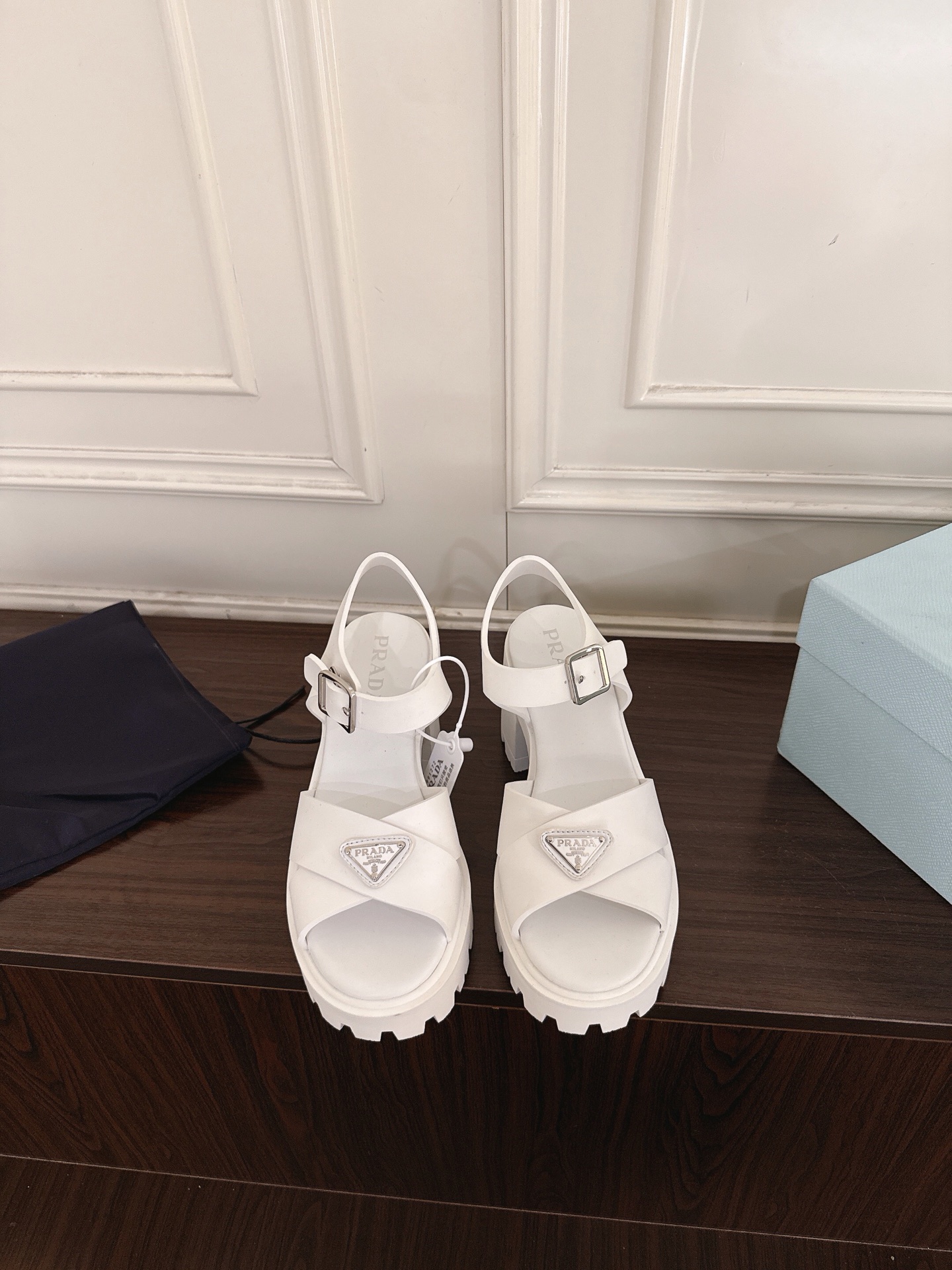 NO:883370,(D007) Prada 26ss new sandal series, triangular buckle thick-soled Velcro sandals, full leather high-end atmosphere, thick-soled soles with full diamonds, making the whole pair of shoes full of charming colors, satisfying various choices for fashionable people with different styles!  The iconic metal triangle logo is matched with the shape of ancient beach slippers. Every design element is on the trendy point. The fabric is made of ip slice material. The insole is made of sheepskin. The sole is TPU. Heel size is 9cm. Size 35-41 (40.41 is non-returnable and non-exchangeable). Sandals, prada, prada, sandals, slippers, sheepskin19860909（D007） prada普拉达26ss新品凉鞋系列 三角扣厚底魔术贴凉鞋 全皮高级大气 厚底鞋底搭配全满钻 让整双鞋充满魅力色彩 满足不同风格时髦人士的多种选择！ 标志性金属三角标搭配古沙滩拖鞋造型,每一个设计元素都踩在时髦点上 面料对版材质ip切片材质 鞋垫羊皮垫脚 鞋底tpu大底 跟号9cm 尺码35-41(40.41不退不换),凉鞋,prada,prada,sandals,slippers,sheepskin,Women's Shoes