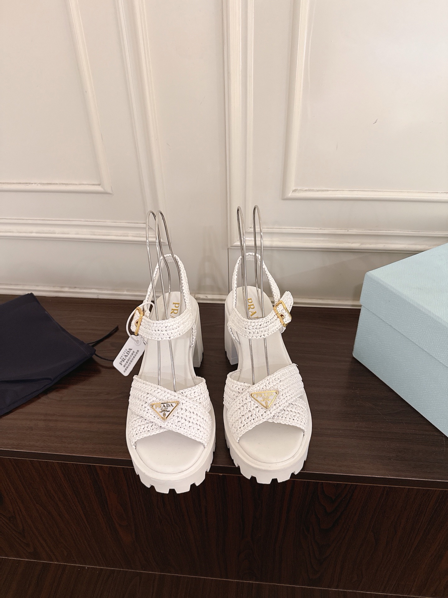 NO:883382,(D007) Prada 26ss new sandal series, triangular buckle thick-soled Velcro woven sandals, full leather high-end atmosphere, thick-soled soles with full diamonds, making the whole pair of shoes full of charming colors, satisfying various choices for fashionable people with different styles!  The iconic metal triangle logo is matched with the shape of ancient beach slippers. Every design element is fashionable. Fabric raffia, insole sheepskin foot pad, sole TPU outsole, heel number 9cm, size 35-41 (40.41 non-returnable, non-exchangeable), sandals, prada, prada, sandals, slippers, sheepskin19860909（D007） prada普拉达26ss新品凉鞋系列 三角扣厚底魔术贴编织凉鞋 全皮高级大气 厚底鞋底搭配全满钻 让整双鞋充满魅力色彩 满足不同风格时髦人士的多种选择！ 标志性金属三角标搭配古沙滩拖鞋造型,每一个设计元素都踩在时髦点上 面料拉菲草 鞋垫羊皮垫脚 鞋底tpu大底 跟号9cm 尺码35-41(40.41不退不换),凉鞋,prada,prada,sandals,slippers,sheepskin,Women's Shoes