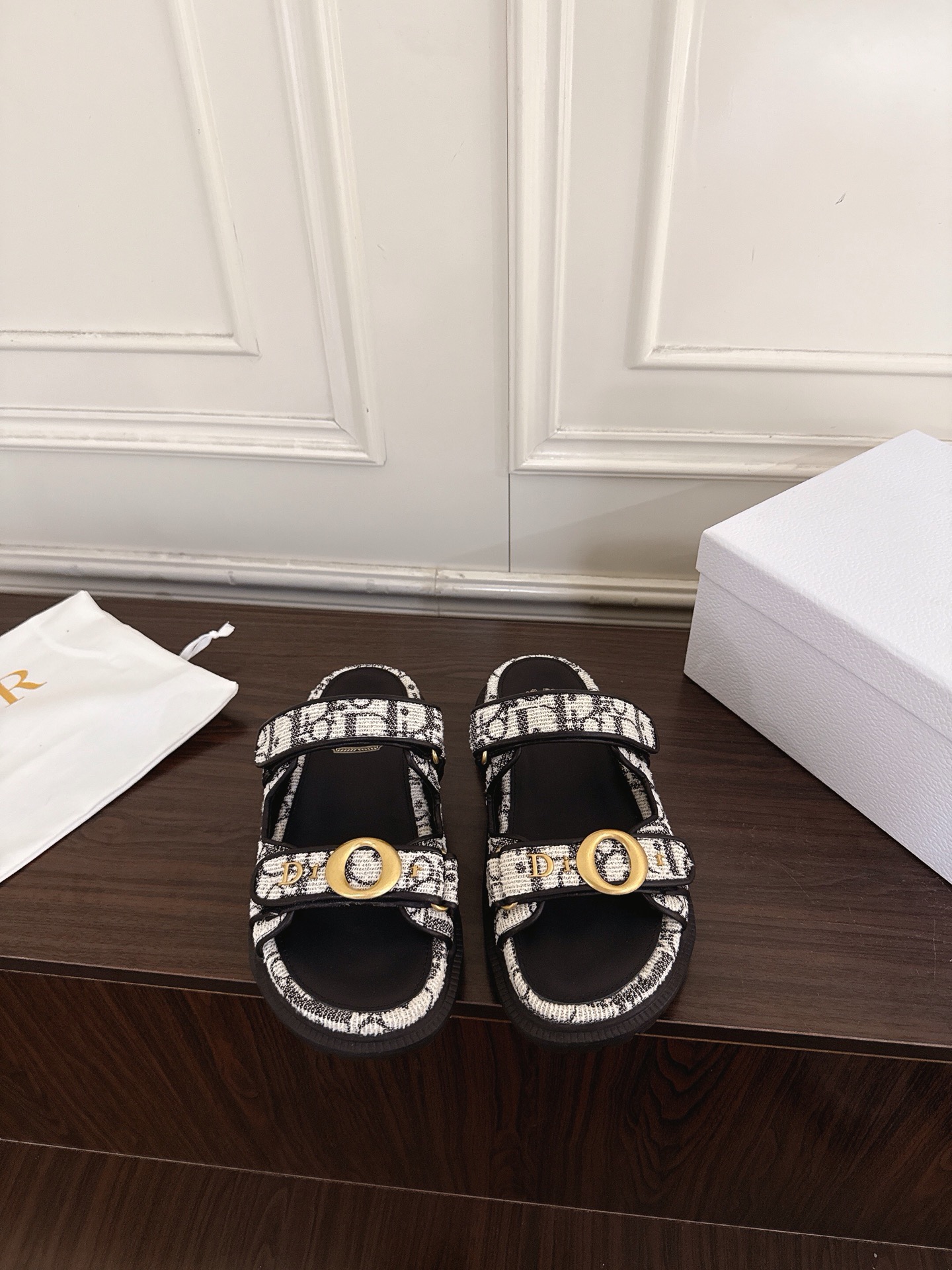 NO:883442,(J008) Dior Dior 26ss summer new presbyopic double-button thick-soled sandals. This presbyopic sandals have a light and luxurious retro style. The classic patterns printed all over the upper create a strong French atmosphere. The double wide strips are paired with round metal buckles as visual highlights. The texture of the metal accessories is exquisite and eye-catching. The size of the straps can be finely adjusted to suit different instep heights. It is very friendly to high insteps or fleshy feet.  The matching level is suitable for various outfit ideas in summer. It can be easily paired with denim shorts for daily wear to create casual street wear. Paired with floral dresses, it can neutralize the femininity of skirts. Customized original D letter on the upper. Customized original D letter on the lining. Original open molded outsole. Size 35-41 (customized size 41 is non-refundable). Heel height 3.5cm, slippers, sandals, dior, dior, sandals, slippers, skirts, shorts.19860909（J008） Dior 迪奥26ss夏季新款老花双扣厚底凉拖 这款老花凉拖自带轻奢复古格调,鞋面满印的经典纹样打造浓郁的法式氛围感,双条宽带搭配圆形金属扣饰作为视觉亮点,金属配饰质感细腻亮眼,可微调绑带尺寸适配不同脚背高低,对高脚背或是肉脚都十分友好. 搭配层面适配夏日多种穿搭思路,日常搭配牛仔短裤轻松打造随性街头穿搭,搭配碎花连衣裙能够中和裙装的柔媚. 鞋面定制原版D字母 内里定制原版D字母 大底原版开模大底 size35-41码（41码定制不退换） 跟高3.5cm,拖鞋凉鞋,dior,dior,sandals,slippers,skirts,shorts,Women's Shoes