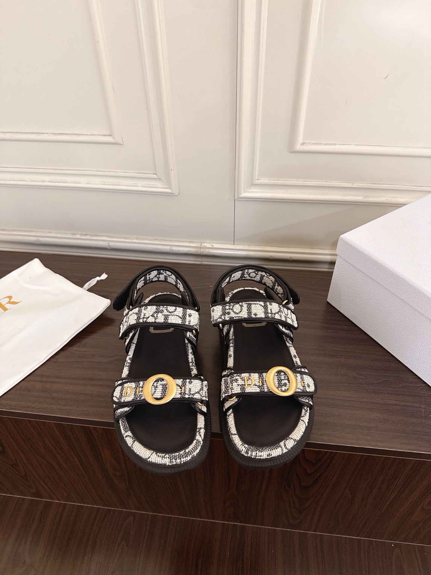 NO:883336,(J008) Dior 26ss new summer presbyopic double-button thick-soled sandals. This presbyopic sandal has a light and luxurious retro style. The classic patterns printed all over the upper create a strong French atmosphere. The double wide strips are paired with round metal buckles as visual highlights. The texture of the metal accessories is exquisite and eye-catching. The size of the straps can be fine-tuned to suit different instep heights. It is very friendly to high insteps or fleshy feet.  The matching level is suitable for various outfit ideas in summer. It can be easily paired with denim shorts for daily wear to create casual street wear. Paired with floral dresses, it can neutralize the femininity of skirts. Customized original D letter on the upper. Customized original D letter on the lining. Original open molded outsole. Size 35-41 (customized size 41 is non-refundable). Heel height 3.5cm, slippers, sandals, dior, dior, sandals, slippers, skirts, shorts.19860909（J008） Dior 迪奥26ss夏季新款老花双扣厚底凉鞋 这款老花凉拖自带轻奢复古格调,鞋面满印的经典纹样打造浓郁的法式氛围感,双条宽带搭配圆形金属扣饰作为视觉亮点,金属配饰质感细腻亮眼,可微调绑带尺寸适配不同脚背高低,对高脚背或是肉脚都十分友好. 搭配层面适配夏日多种穿搭思路,日常搭配牛仔短裤轻松打造随性街头穿搭,搭配碎花连衣裙能够中和裙装的柔媚. 鞋面定制原版D字母 内里定制原版D字母 大底原版开模大底 size35-41码（41码定制不退换） 跟高3.5cm,拖鞋凉鞋,dior,dior,sandals,slippers,skirts,shorts,Women's Shoes