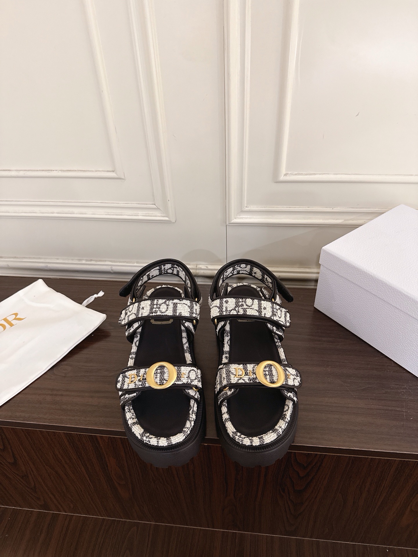 NO:883347,(J008) Dior 26ss new summer presbyopic double buckle thick-soled sandals. This presbyopic sandal has a light and luxurious retro style. The classic patterns printed all over the upper create a strong French atmosphere. The double wide strips are paired with round metal buckles as visual highlights. The texture of the metal accessories is delicate and eye-catching. The strap size can be fine-tuned to suit different instep heights. It is very friendly to high insteps or fleshy feet.  The matching level is suitable for various outfit ideas in summer. It can be easily paired with denim shorts for daily wear to create casual street wear. Paired with floral dresses, it can neutralize the femininity of skirts. Customized original D letter on the upper. Customized original D letter on the lining. Original open-molded outsole. Size 35-41 (customized size 41 is non-refundable). Heel height 6.5cm, slippers, sandals, dior, dior, sandals, slippers, skirts, shorts.19860909（J008） Dior 迪奥26ss夏季新款老花双扣带厚底凉鞋 这款老花凉拖自带轻奢复古格调,鞋面满印的经典纹样打造浓郁的法式氛围感,双条宽带搭配圆形金属扣饰作为视觉亮点,金属配饰质感细腻亮眼,可微调绑带尺寸适配不同脚背高低,对高脚背或是肉脚都十分友好. 搭配层面适配夏日多种穿搭思路,日常搭配牛仔短裤轻松打造随性街头穿搭,搭配碎花连衣裙能够中和裙装的柔媚. 鞋面定制原版D字母 内里定制原版D字母 大底原版开模大底 size35-41码（41码定制不退换） 跟高6.5cm,拖鞋凉鞋,dior,dior,sandals,slippers,skirts,shorts,Women's Shoes