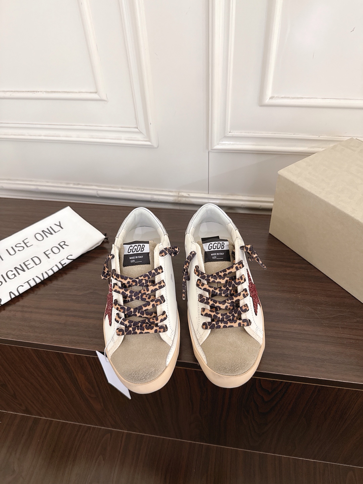 NO:883414,(X003) GGDB 26ss summer new leopard print shoelace star distressed small dirty shoes. This retro distressed sneaker combines American retro and sweet and cool dressing styles. The shoe body is off-white distressed leather with a light gray suede toe cap. The side is decorated with burgundy diamond five-pointed stars. It is paired with the recognizable leopard print woven shoelaces. The contrasting design easily breaks out of the monotony of the basic model. There is a 4cm invisible inner heightening structure hidden inside, quietly optimizing the body proportions.  The matching options are rich and varied. Pair them with slim straight jeans for daily casual street style. Pair them with short denim jackets and work skirts to highlight the hot girl atmosphere. Cowhide upper, leather lining, original open molded outsole, size 35-40 (customized size 40 is non-refundable), heel height 4cm, casual shoes/sports shoes, sneakers, skirts, jeans, jackets & coats, cowhide19860909（X003） GGDB 26ss夏季新款豹纹鞋带星星做旧小脏鞋 这款复古做旧板鞋融合美式复古与甜酷穿搭风格,鞋身米白做旧皮面搭配浅灰反毛皮鞋头,侧边点缀酒红闪钻五角星装饰,搭配辨识度满满的豹纹编织鞋带,撞色设计轻松跳出基础款的单调,内里暗藏4公分隐形内增高结构,悄悄优化身形比例. 搭配选择丰富多变,日常搭配修身直筒牛仔裤打造随性街头风,搭配短款牛仔外套与工装短裙凸显辣妹氛围感. 鞋面牛皮 内里牛皮 大底原版开模大底 size35-40码（40码定制不退换） 跟高4cm,休闲鞋/运动鞋,sneakers,skirts,jeans,jackets & coats,cowhide,Women's Shoes
