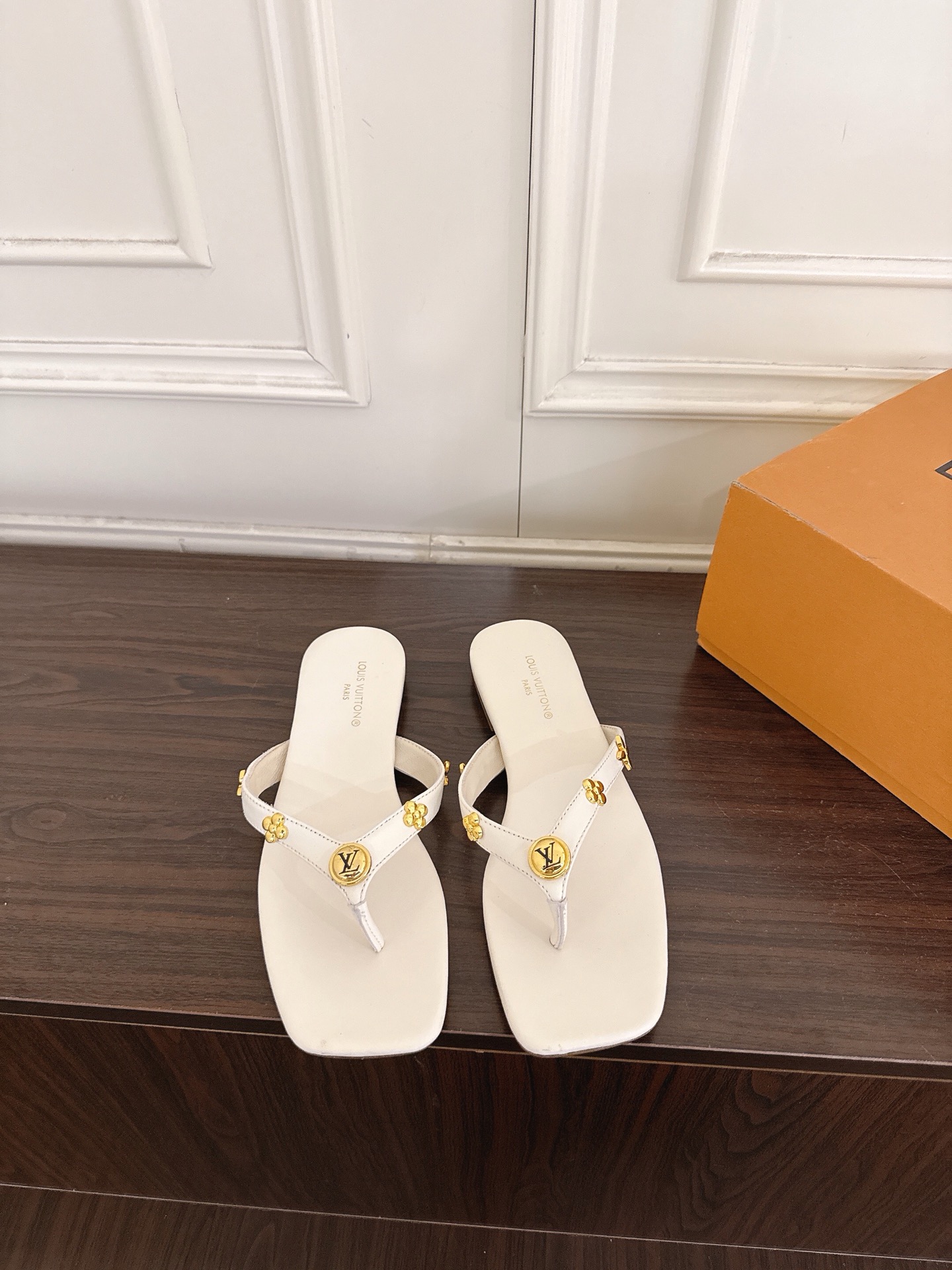 NO:883392,(Z004) Louis Vuitton 26ss LV new summer metal flower flat flip-flops. Simple and exquisite, full of high-end, showing elegance ~ super good-looking on the feet, perfect for summer shoes. Imported first-layer cowhide on the upper, sheepskin lining on the outsole, genuine leather outsole imported from Italy, size 35-41 (40.41 custom-made, non-refundable), split-toe shoes, louis vuitton, louis  vuitton,slippers,cowhide,sheepskin,leather soles19860909（Z004）  Louis Vuitton 26ss LV夏季新品金属花朵平底夹脚拖鞋 简约精致,高级感满满,尽显优雅气质～上脚超好看,拉满了夏日美鞋的绝绝子 鞋面进口头层牛皮 内里羊皮内里 大底意大利进口真皮大底 码数35-41（40.41订做不退换）,分趾鞋,louis vuitton,louis vuitton,slippers,cowhide,sheepskin,Leather soles,Women's Shoes