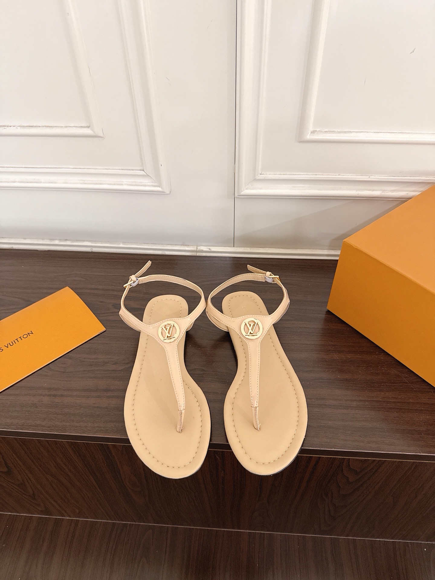 NO:883403,(Z004) Louis Vuitton 26ss LV new summer flat flip-flops sandals. Simple and exquisite, full of high-end feeling, showing elegance ~ super good-looking on the feet, perfect for summer shoes. Imported first-layer cowhide for the upper, sheepskin lining for the outsole, genuine leather outsole imported from Italy, size 35-41 (40.41 custom-made, non-refundable), split-toe shoes, louis vuitton, louis  vuitton,sandals,cowhide,sheepskin,Leather soles19860909（Z004）  Louis Vuitton 26ss LV夏季新品平底夹脚凉鞋 简约精致,高级感满满,尽显优雅气质～上脚超好看,拉满了夏日美鞋的绝绝子 鞋面进口头层牛皮 内里羊皮内里 大底意大利进口真皮大底 码数35-41（40.41订做不退换）,分趾鞋,louis vuitton,louis vuitton,sandals,cowhide,sheepskin,Leather soles,Women's Shoes