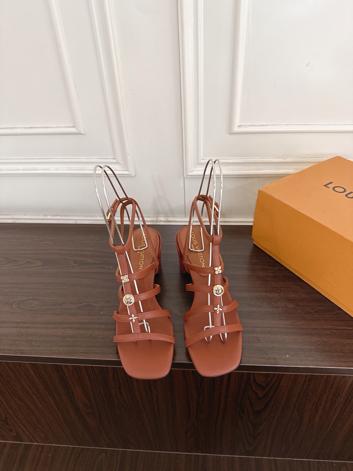 NO:883381,(Z004) Louis Vuitton 26ss LV new summer high-heeled metal flower buckle sandals. Simple and exquisite, full of high-end feeling, showing elegance ~ super good-looking on the feet, full of summer shoes. Imported cowhide upper, sheepskin lining, outsole imported Italian leather outsole, heel height 6.5cm, size 35-41 (40.41 custom-made, non-refundable), sandals, louis  vuitton,louis vuitton,sandals,cowhide,sheepskin,leather soles19860909（Z004）  Louis Vuitton 26ss LV夏季新品高跟金属花朵扣凉鞋 简约精致,高级感满满,尽显优雅气质～上脚超好看,拉满了夏日美鞋的绝绝子 鞋面进口牛皮 内里羊皮内里 大底意大利进口真皮大底 跟高6.5cm 码数35-41（40.41订做不退换）,凉鞋,louis vuitton,louis vuitton,sandals,cowhide,sheepskin,Leather soles,Women's Shoes