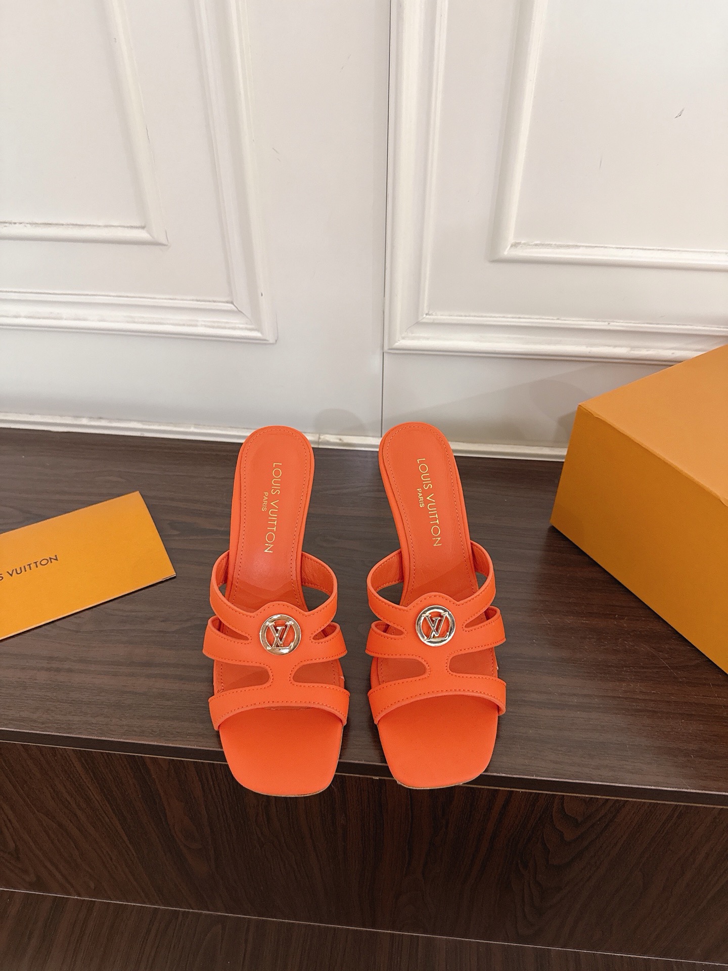 NO:883357,(Z004) LOUIS VUITTON 26ss LV new summer square-toe mules, one-line high-heeled sandals. This sheepskin sandal, with metal logo buckle, is simple and highly recognizable. The stiletto design and moderate heel height can be easily used in daily or formal occasions. The open-toe one-word flip flops are super breathable, comfortable and fashionable in summer!  The soles are soft and you won't feel tired after walking for a long time. They can be easily matched for commuting, dating, and parties. They are versatile and easy to match. Fabric: First layer of cowhide. Sheepskin lining. Heel height: 9.5cm. Size35-41 (customized for 40 and 41). High heels and slippers, louis vuitton, louis vuitton, high heels, slippers, cowhide, sheepskin19860909（Z004） LOUIS VUITTON 26ss LV夏季新品方头穆勒鞋一字高跟凉拖 这款羊皮凉拖,搭配金属Logo扣,简约又超有辨识度.细跟设计,跟高适中,日常或正式场合都能轻松驾驭.露趾一字拖,夏天穿超透气,舒适又时髦！鞋底柔软,长时间走路也不累,通勤、约会、派对都能轻松搭配,百搭不挑人～ 面料头层牛皮 内里羊皮 跟高9.5cm Size35-41（40 41定做）,高跟鞋拖鞋,louis vuitton,louis vuitton,high heels,slippers,cowhide,sheepskin,Women's Shoes